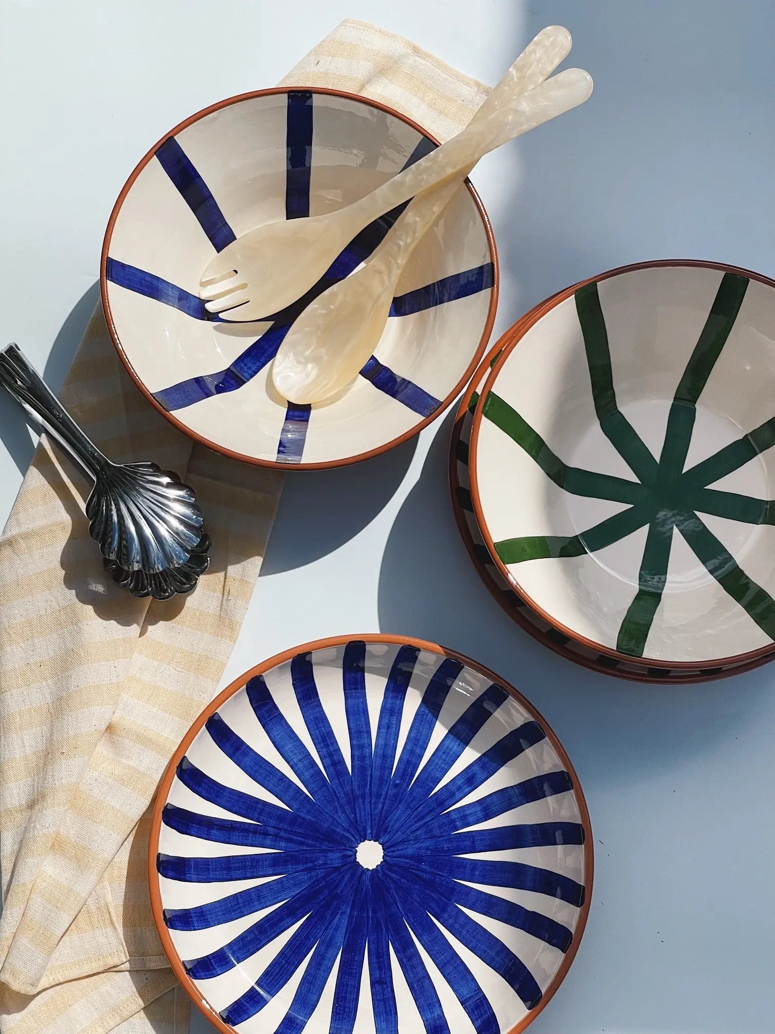 Håndlavet terracotta skål med blå og hvide striber Casa Cubista
