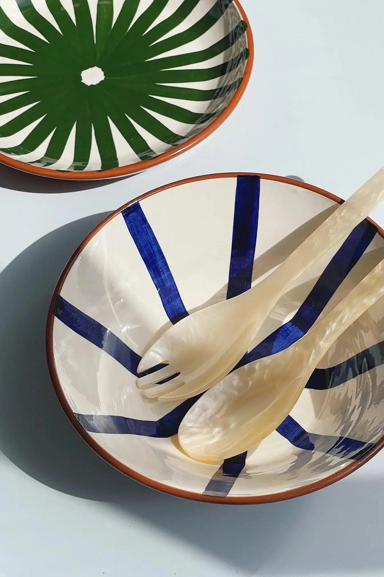 Håndlavet terracotta skål med blå og hvide striber Casa Cubista