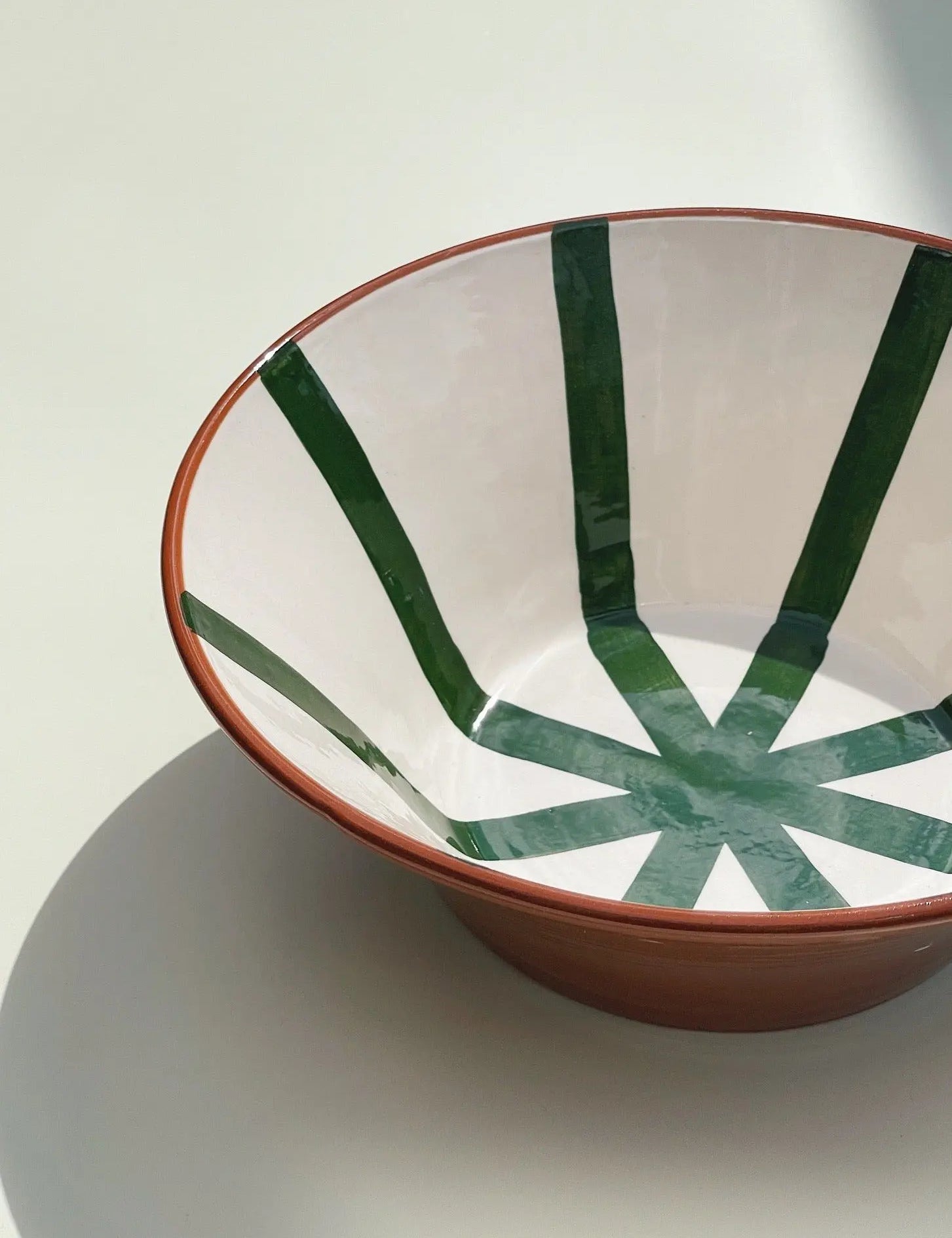 Håndlavet terracotta skål med grønne og hvide striber Casa Cubista