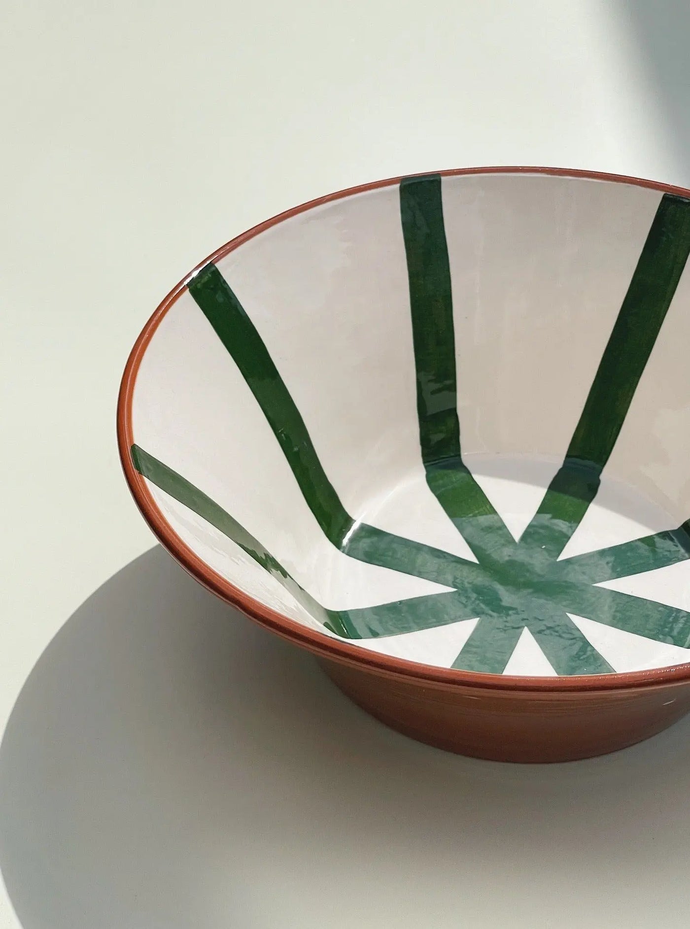 Håndlavet terracotta skål med grønne og hvide striber Casa Cubista