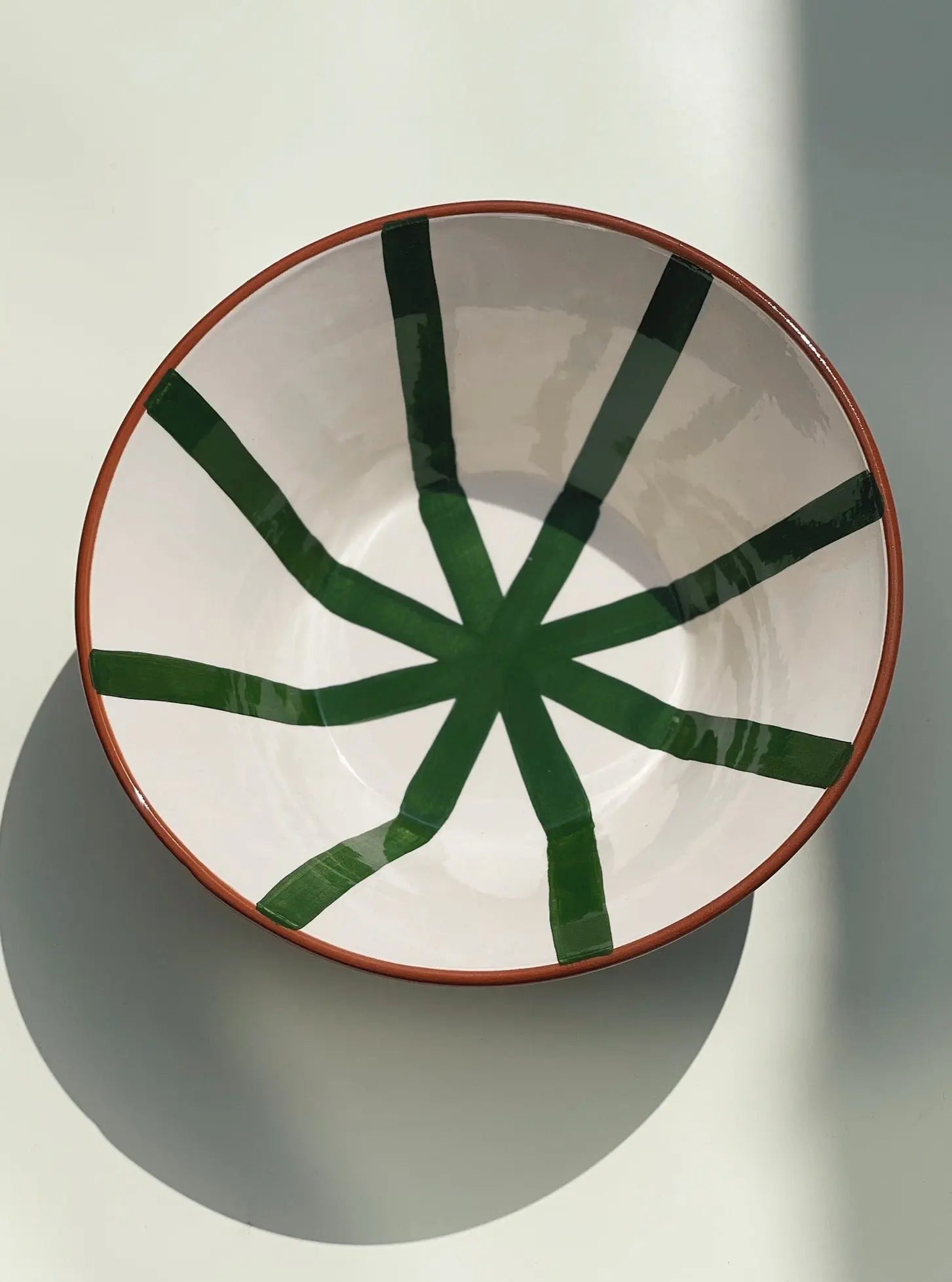 Håndlavet terracotta skål med grønne og hvide striber Casa Cubista
