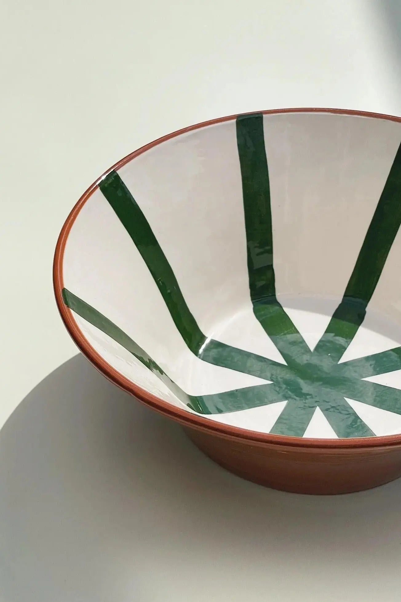 Håndlavet terracotta skål med grønne og hvide striber Casa Cubista