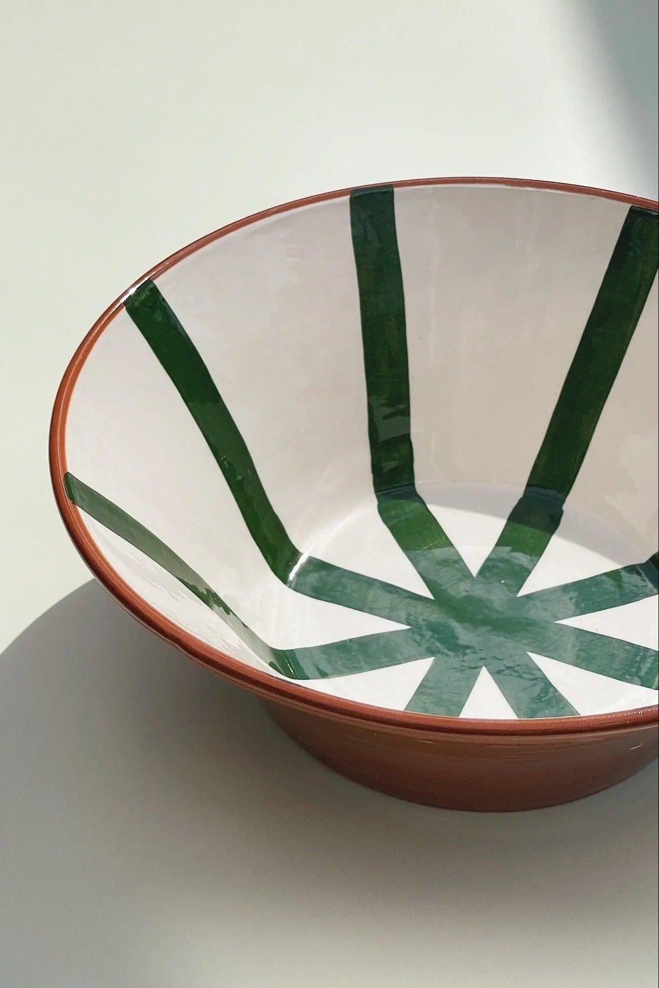 Håndlavet terracotta skål med grønne og hvide striber Casa Cubista
