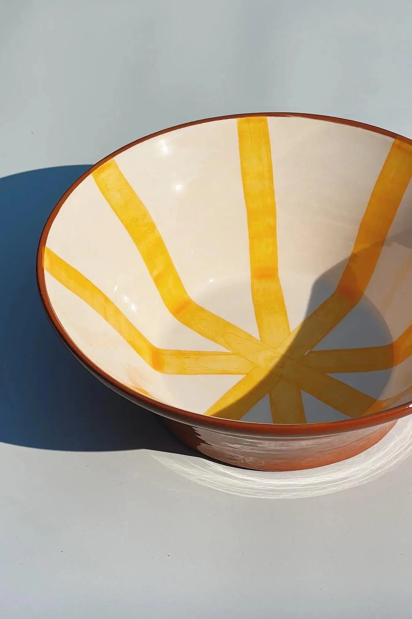 Håndlavet terracotta skål med gule og hvide striber Casa Cubista