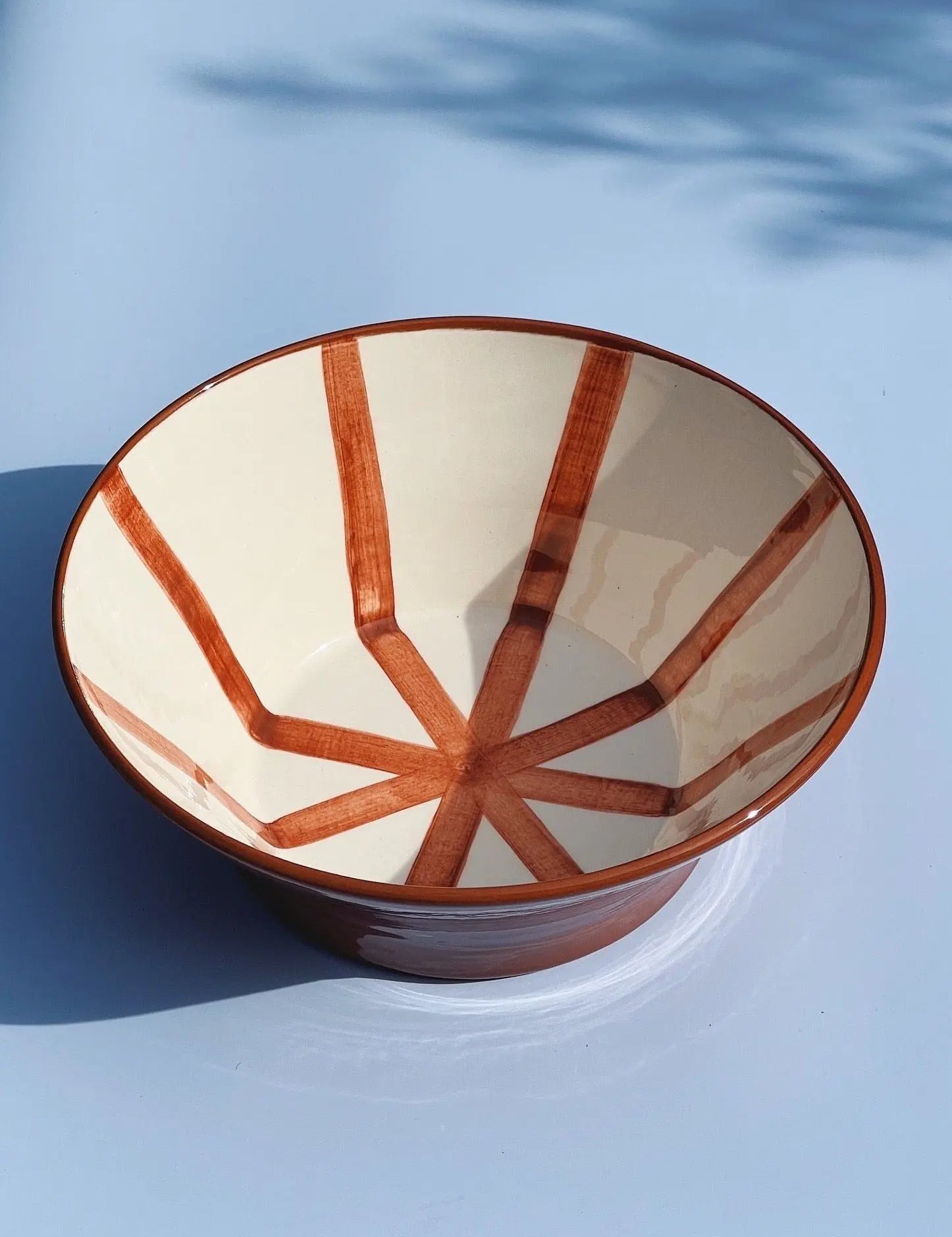 Håndlavet terracotta skål med terracotta og hvide striber Casa Cubista