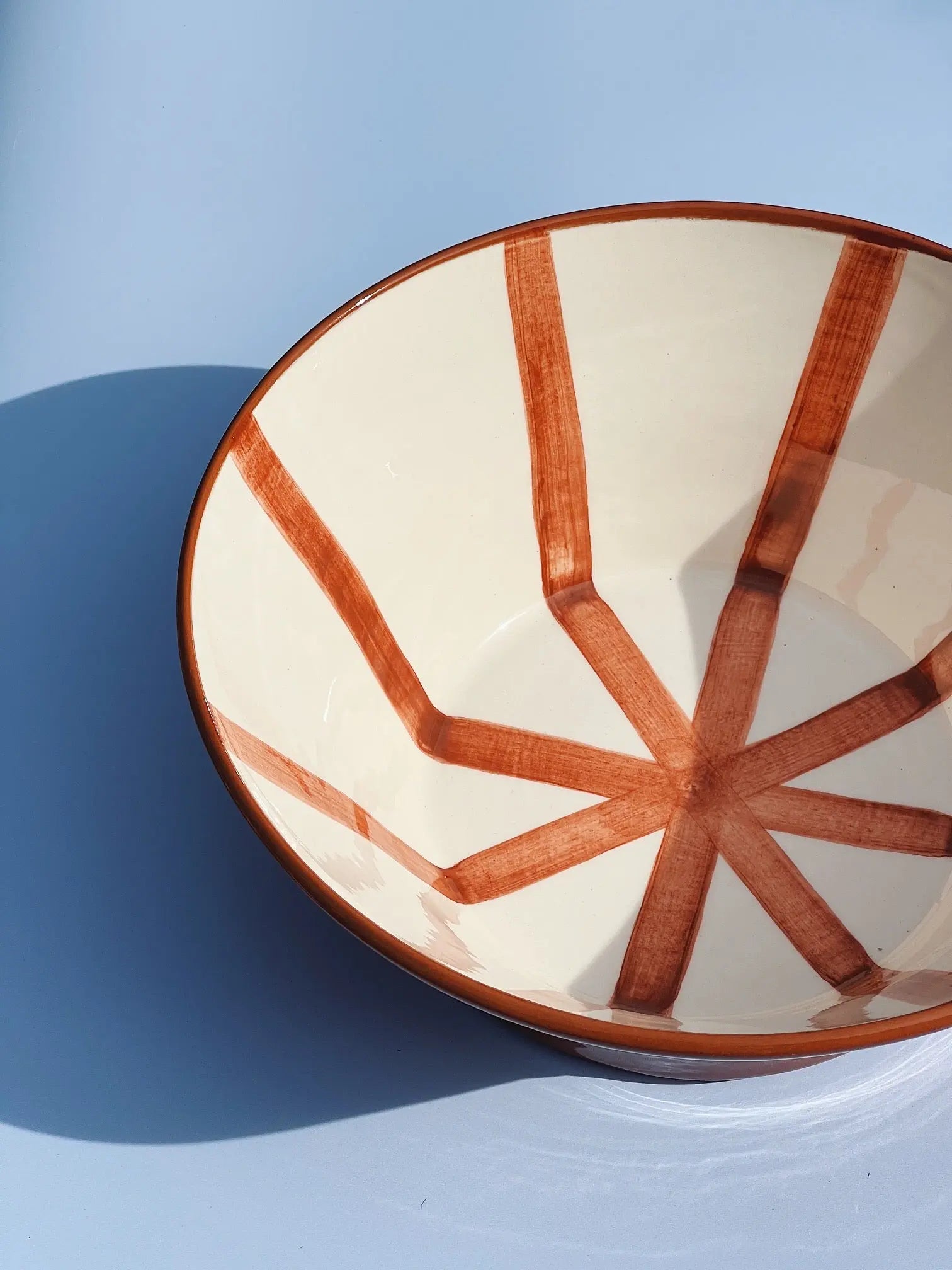 Håndlavet terracotta skål med terracotta og hvide striber Casa Cubista