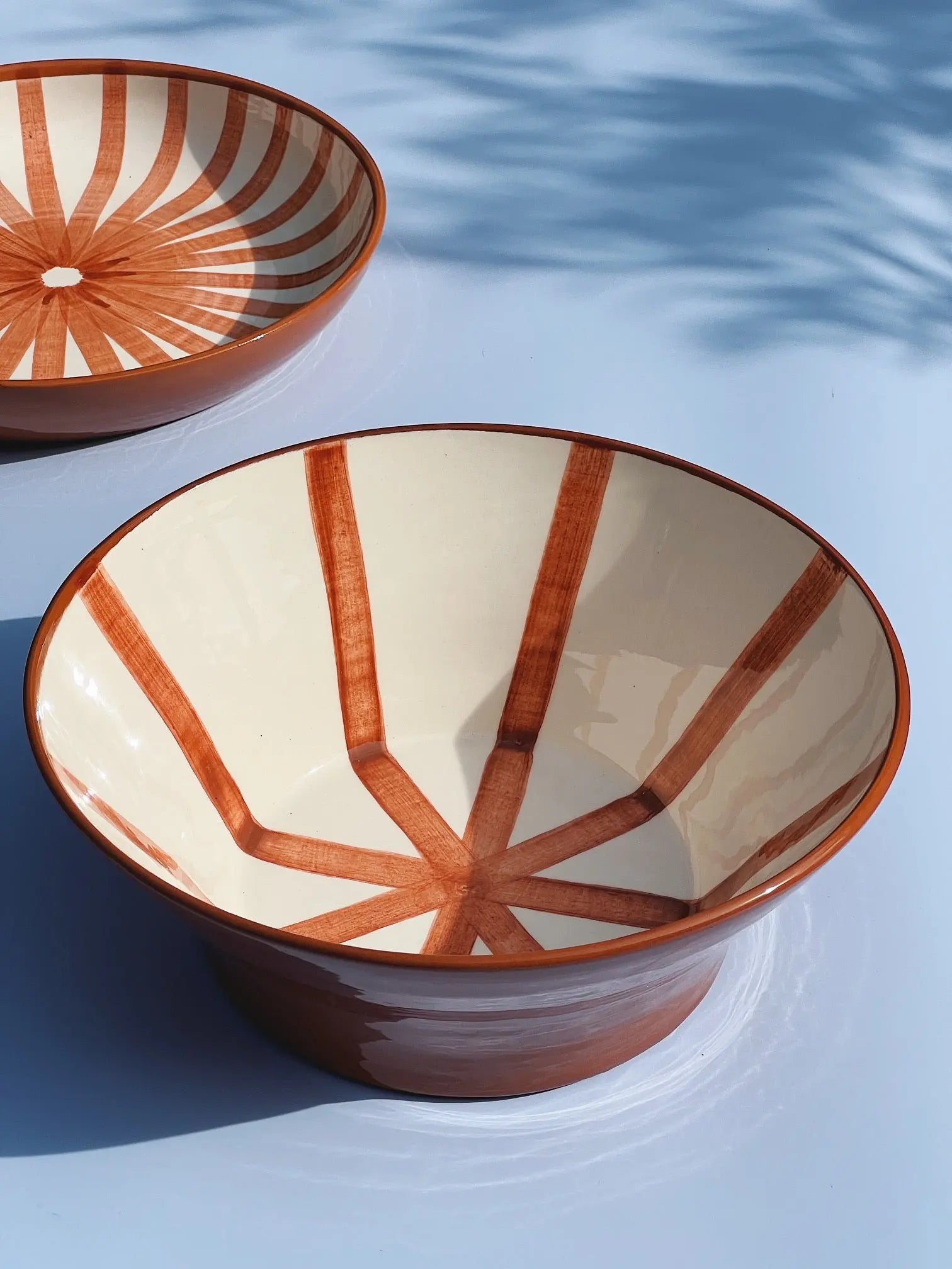 Håndlavet terracotta skål med terracotta og hvide striber Casa Cubista