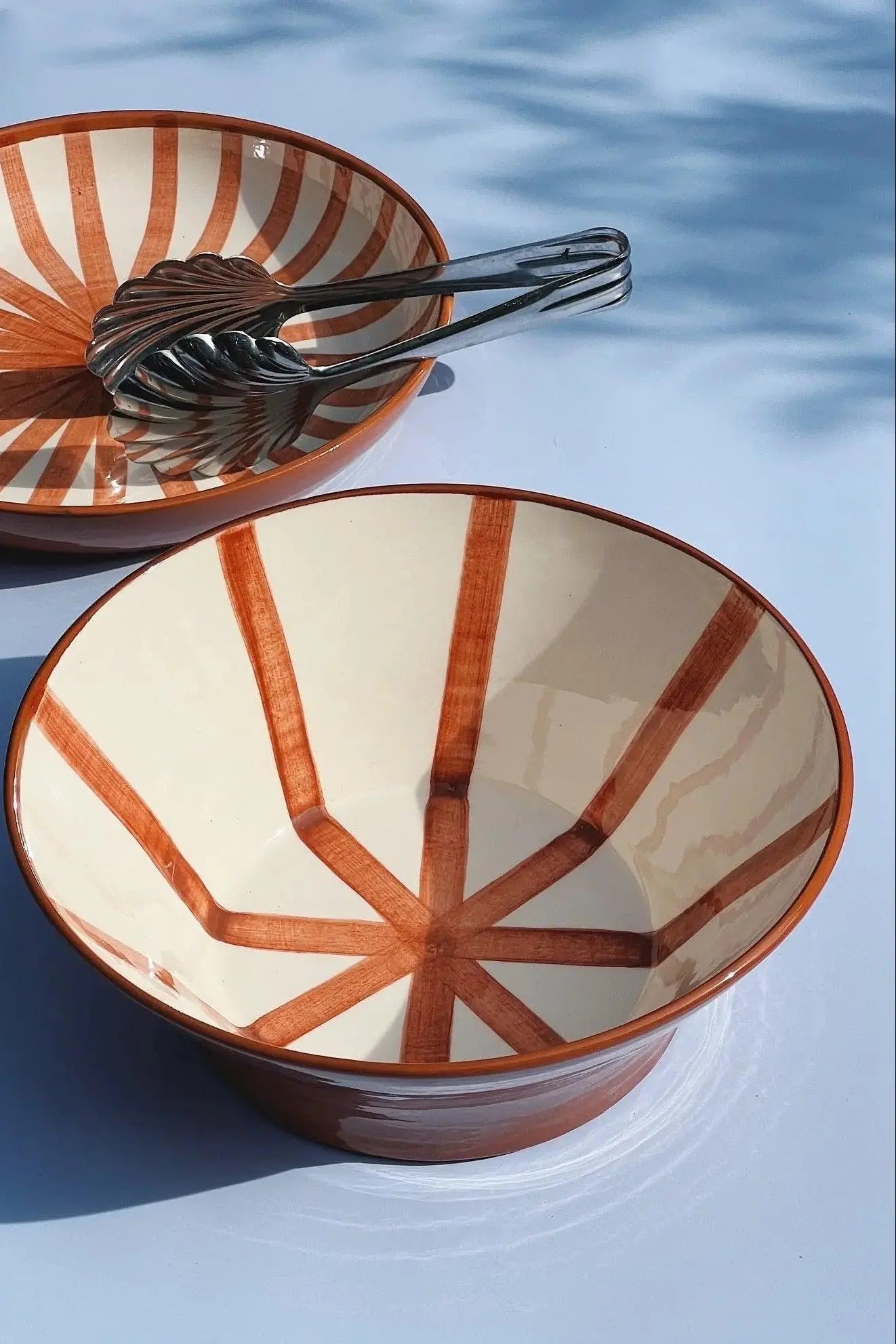 Håndlavet terracotta skål med terracotta og hvide striber Casa Cubista