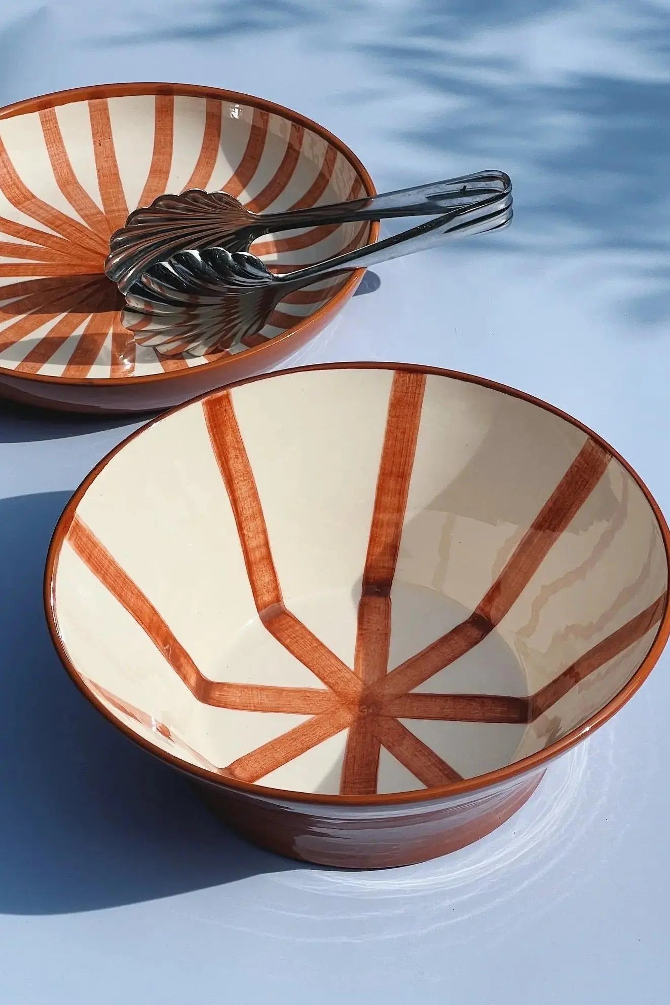 Håndlavet terracotta skål med terracotta og hvide striber Casa Cubista