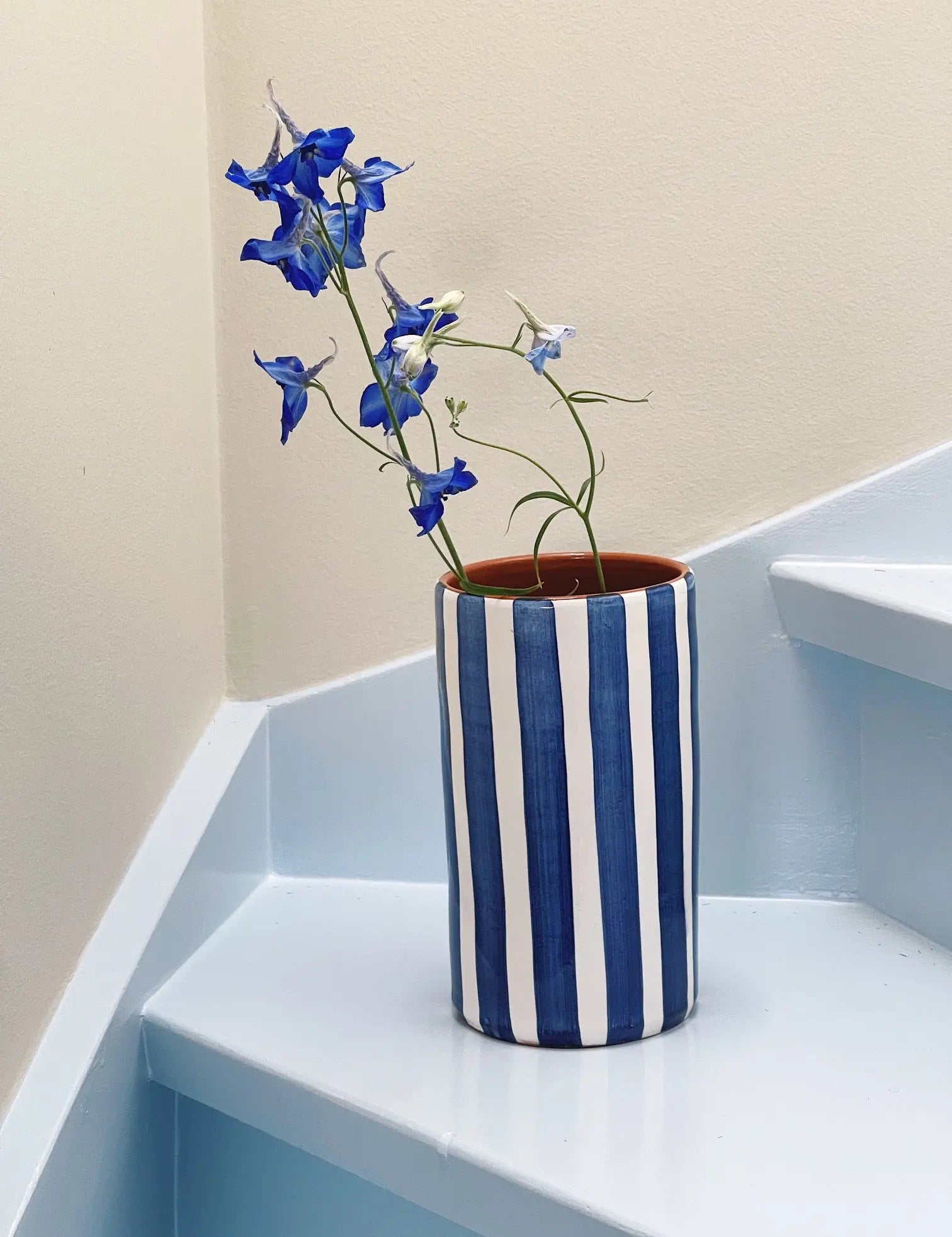 Håndlavet terracotta vase | Blå striber Casa Cubista