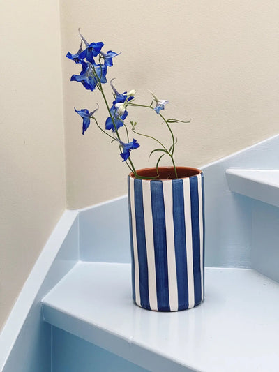 Håndlavet terracotta vase | Blå striber Casa Cubista