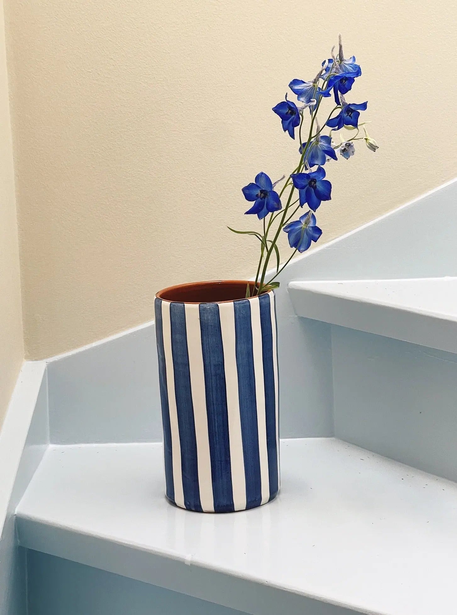 Håndlavet terracotta vase | Blå striber Casa Cubista