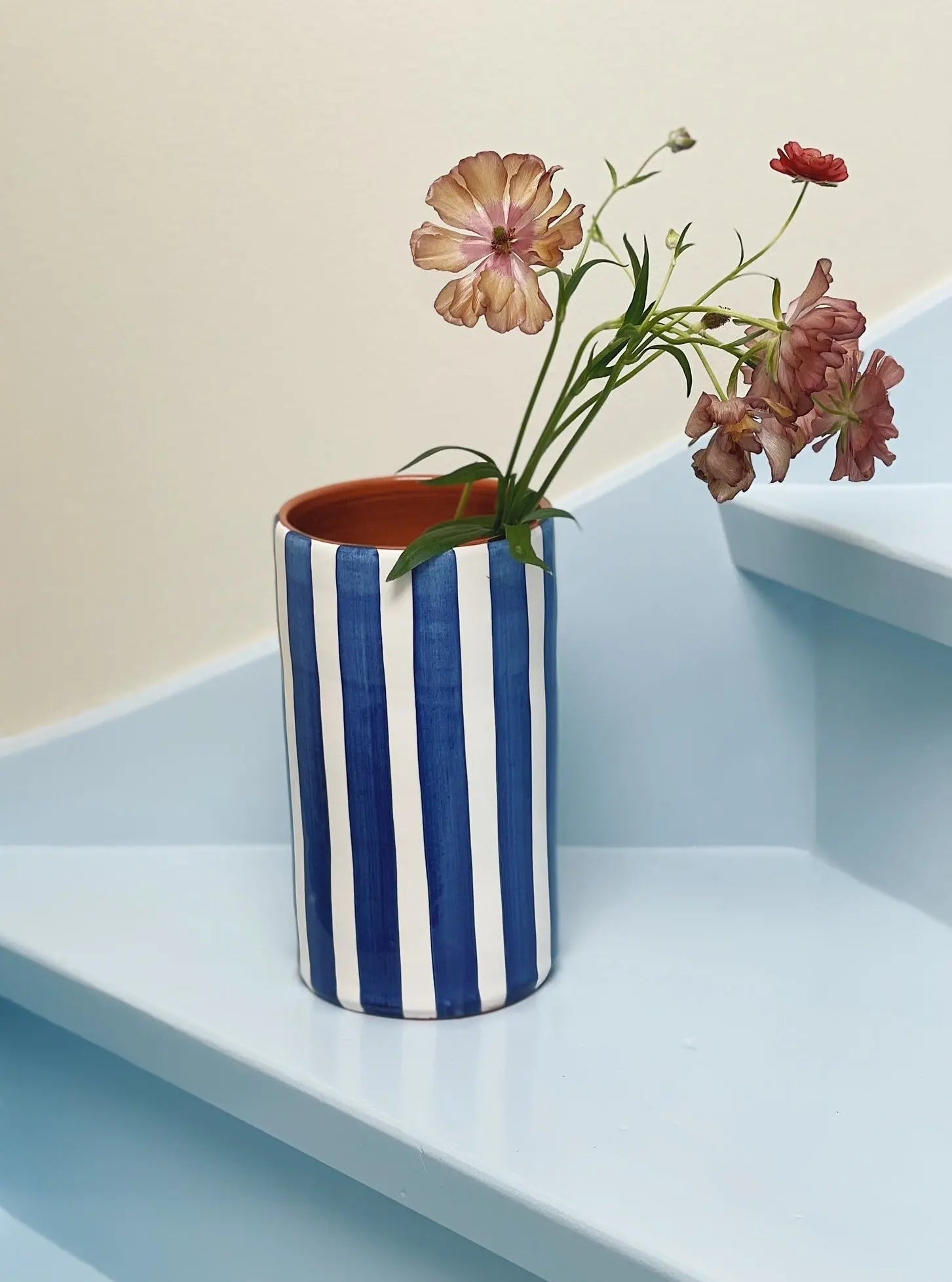 Håndlavet terracotta vase | Blå striber Casa Cubista