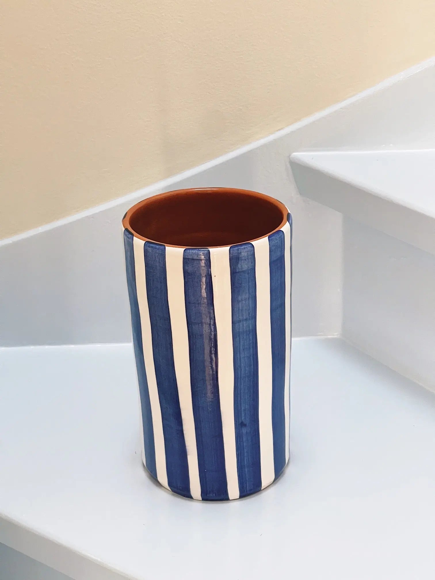 Håndlavet terracotta vase | Blå striber Casa Cubista