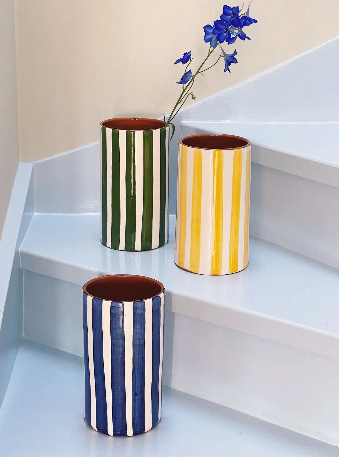 Håndlavet terracotta vase | Blå striber Casa Cubista