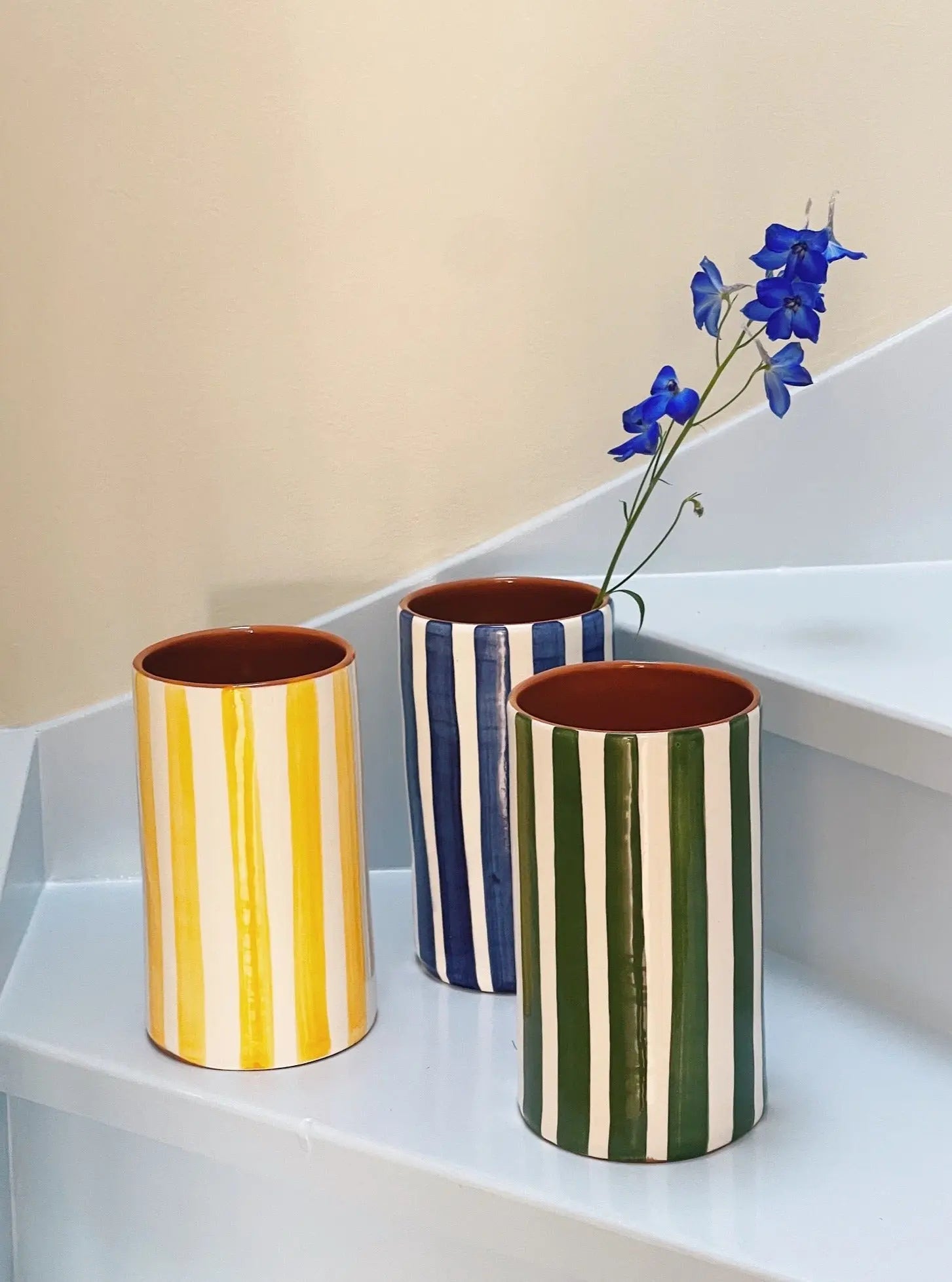Håndlavet terracotta vase | Blå striber Casa Cubista