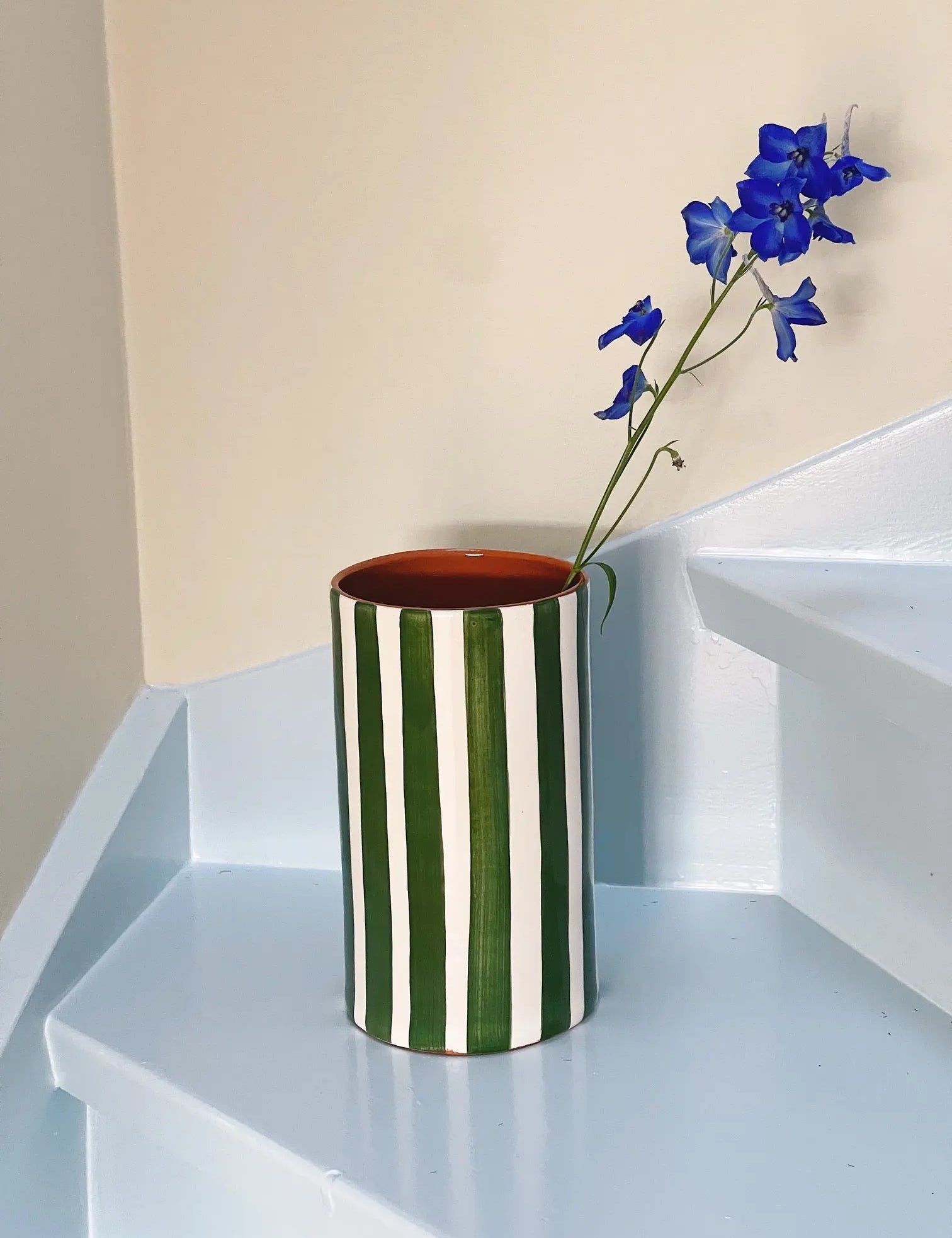 Håndlavet terracotta vase | Grønne striber Casa Cubista