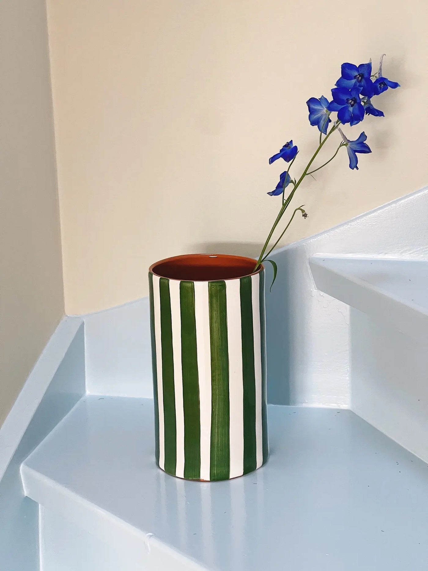 Håndlavet terracotta vase | Grønne striber Casa Cubista