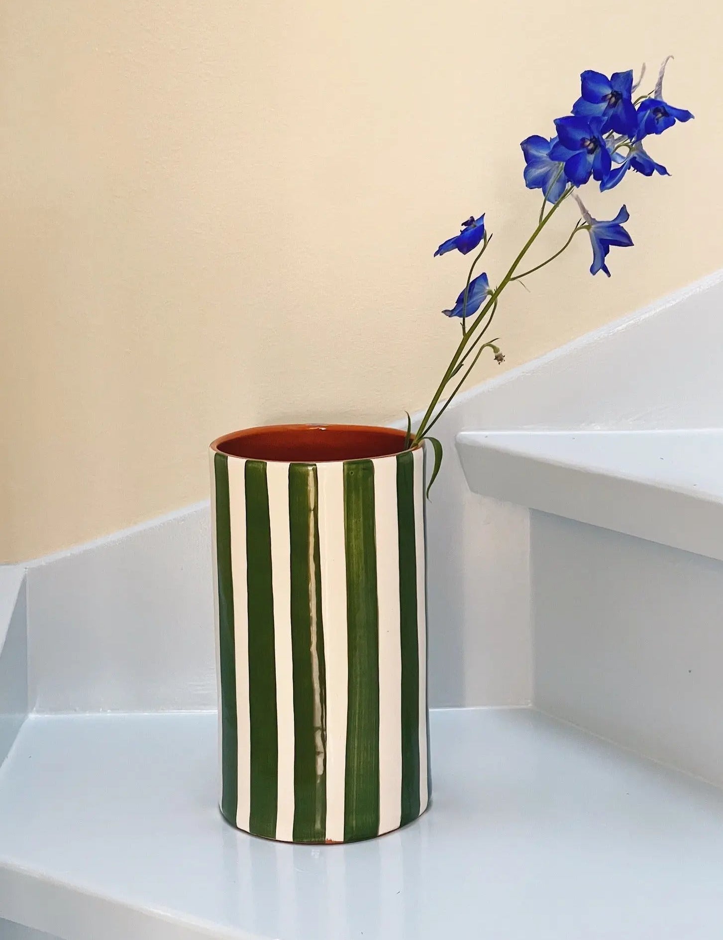 Håndlavet terracotta vase | Grønne striber Casa Cubista