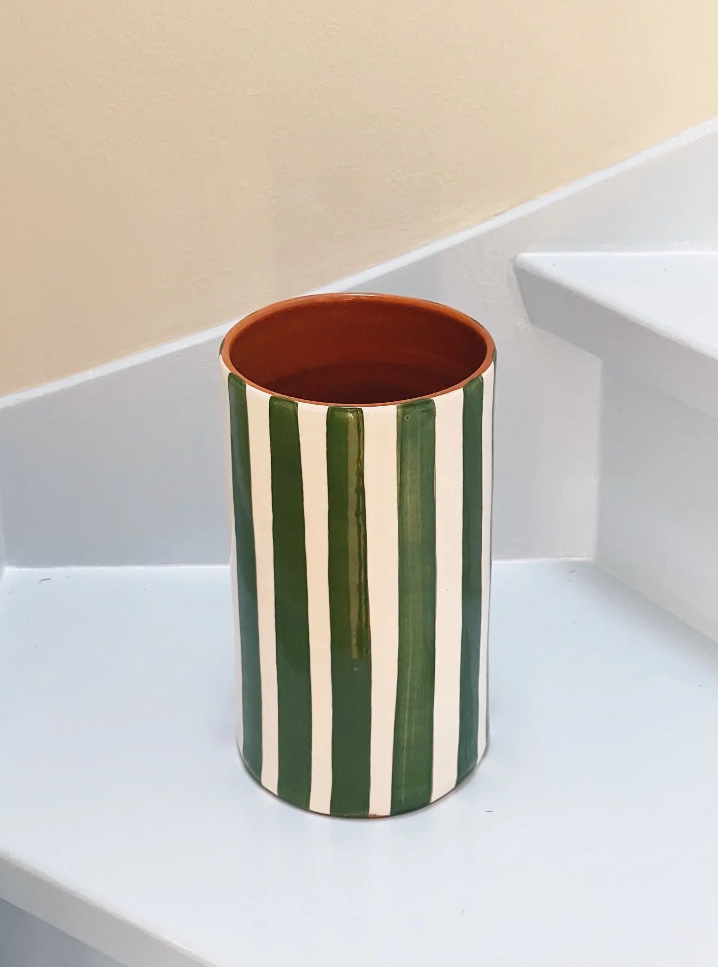 Håndlavet terracotta vase | Grønne striber Casa Cubista