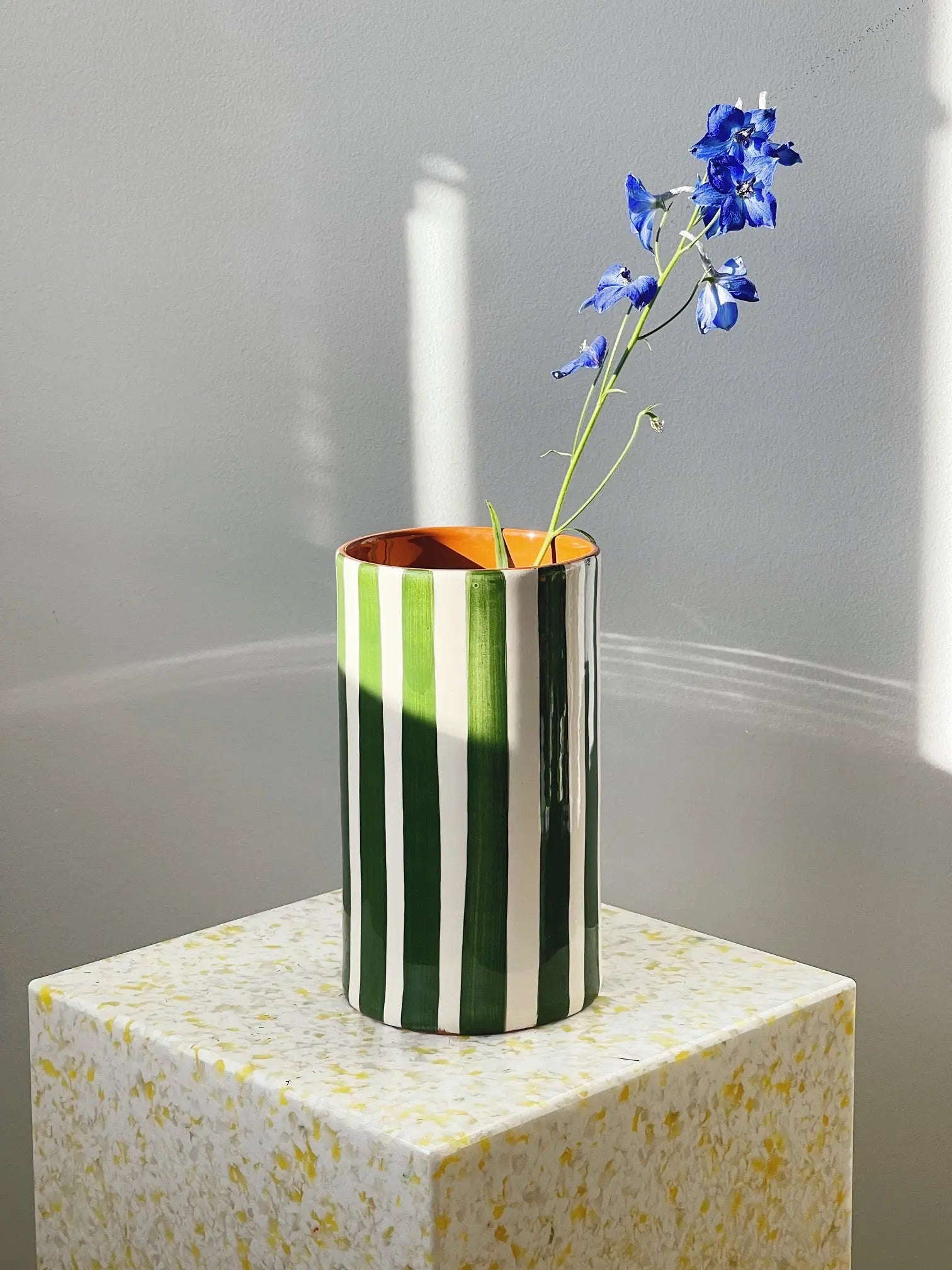 Håndlavet terracotta vase | Grønne striber Casa Cubista