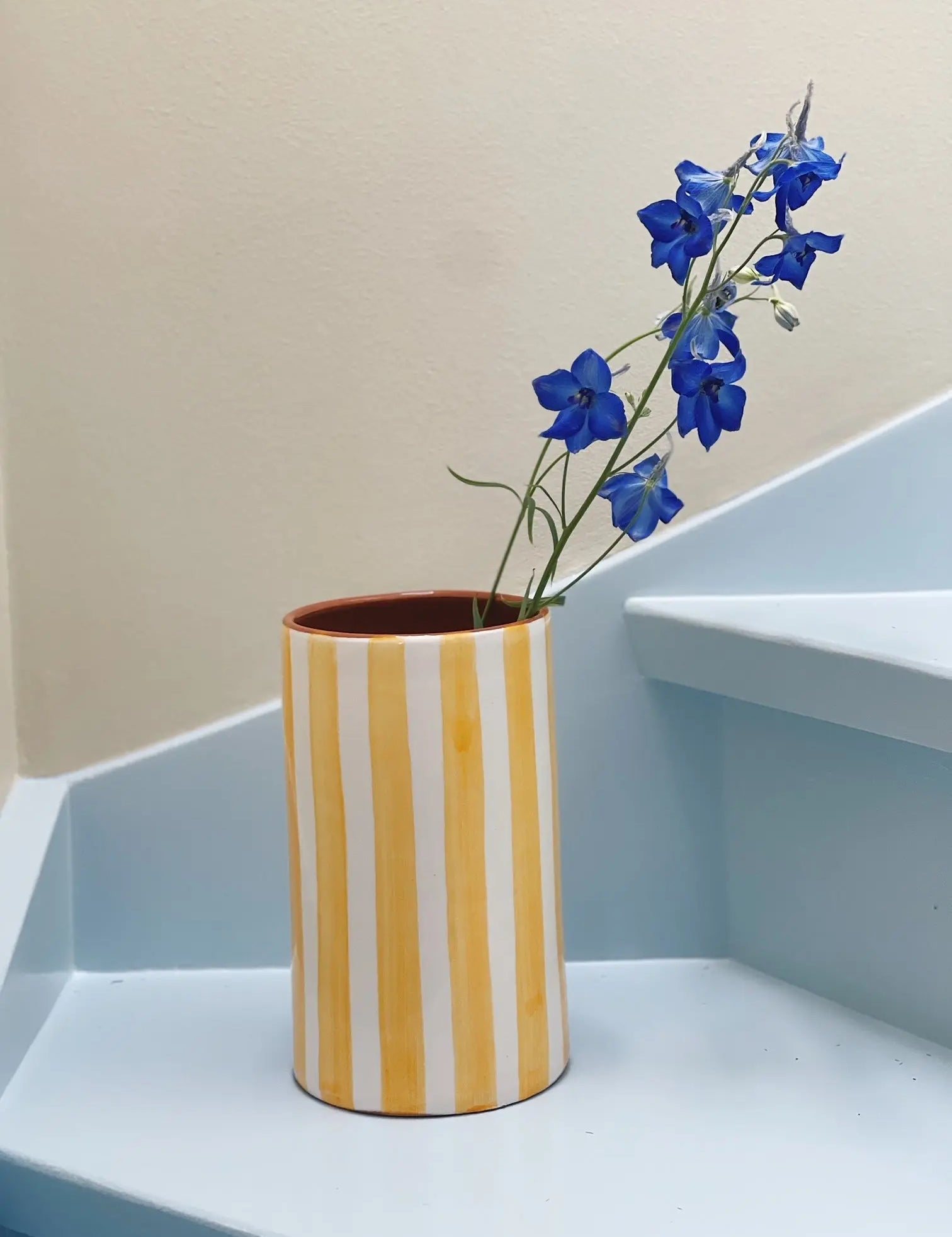 Håndlavet terracotta vase | Gule striber Casa Cubista