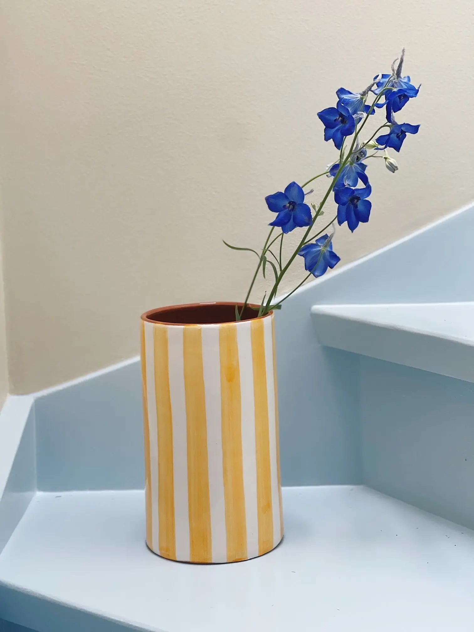 Håndlavet terracotta vase | Gule striber Casa Cubista