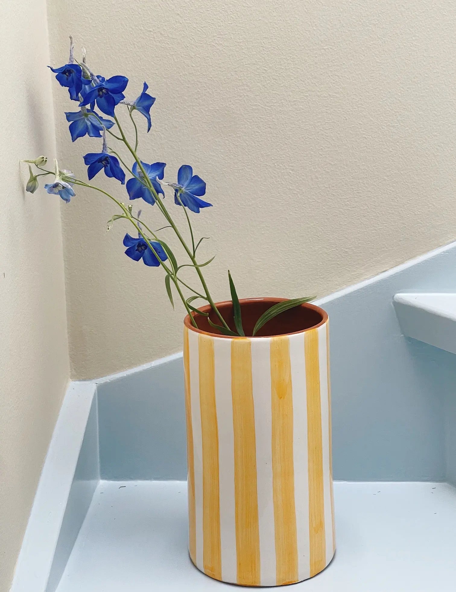 Håndlavet terracotta vase | Gule striber Casa Cubista