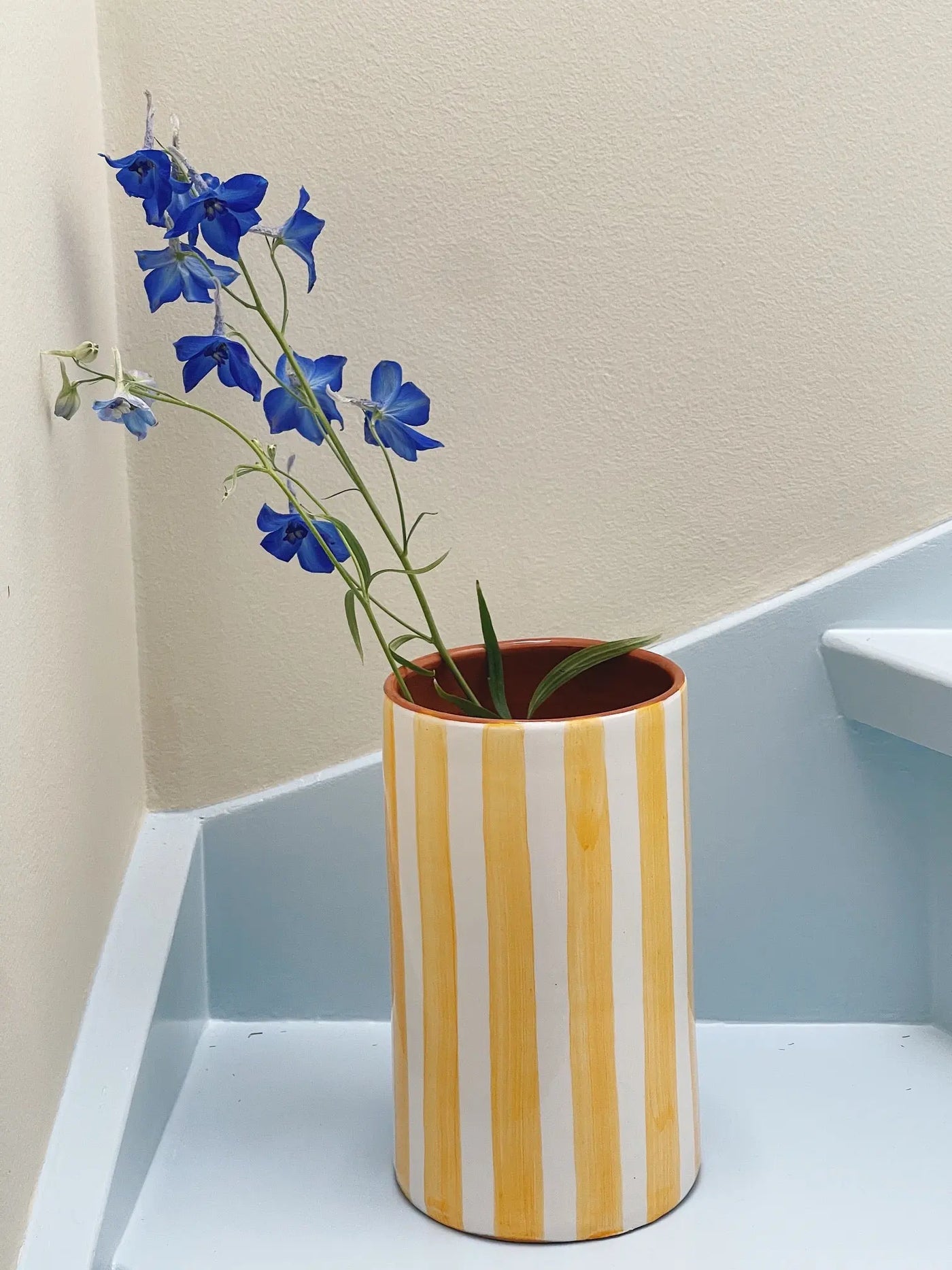 Håndlavet terracotta vase | Gule striber Casa Cubista