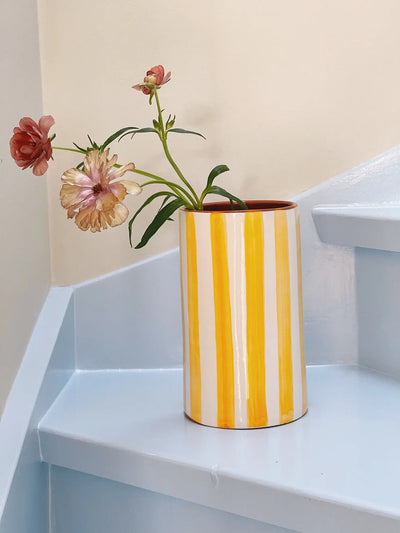 Håndlavet terracotta vase | Gule striber Casa Cubista
