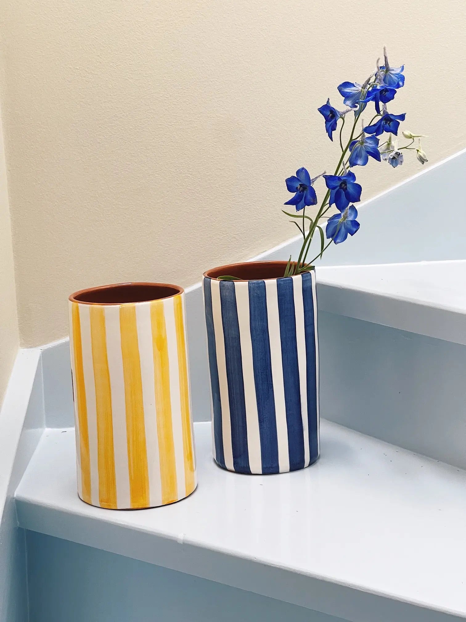 Håndlavet terracotta vase | Gule striber Casa Cubista