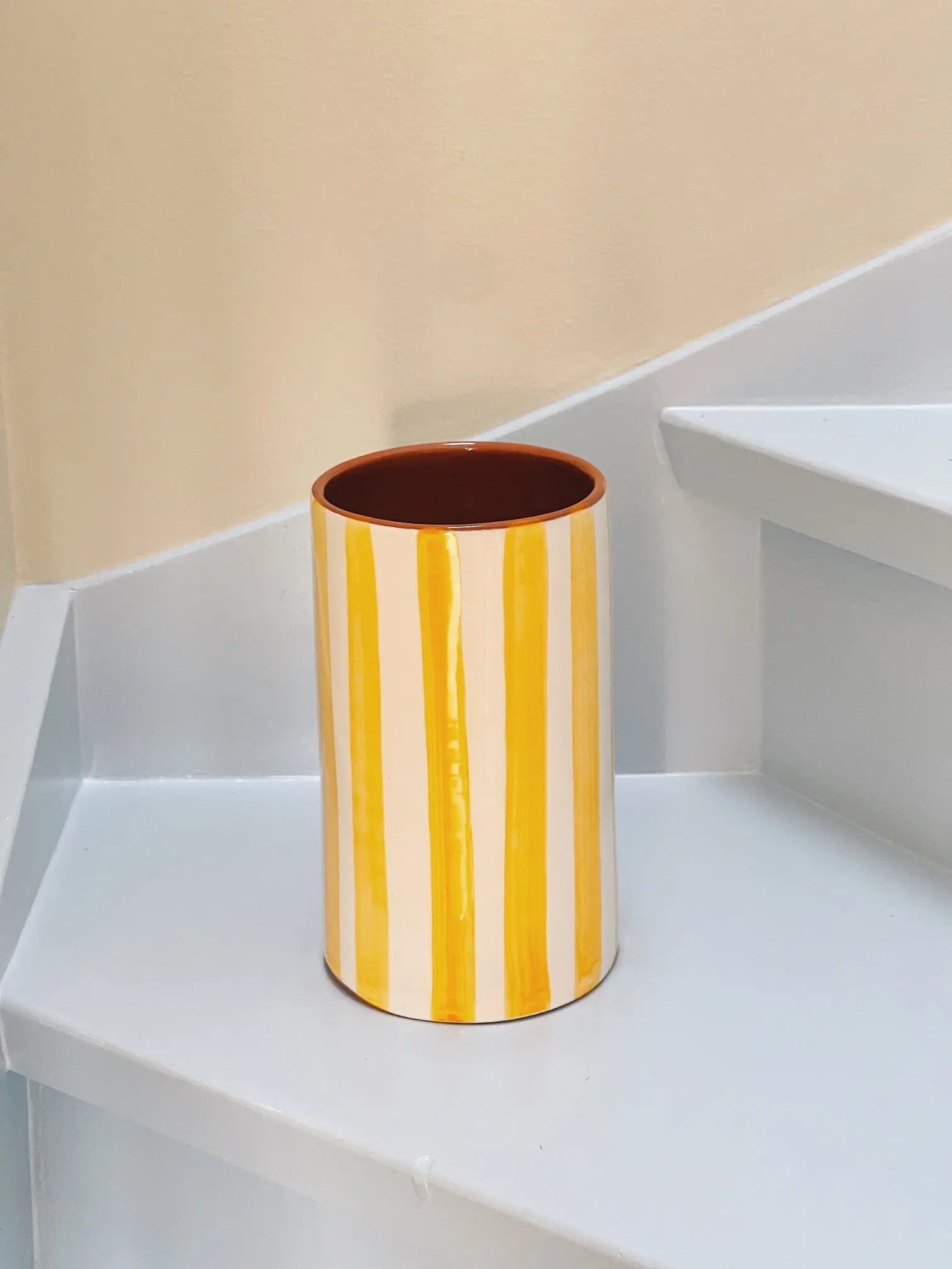 Håndlavet terracotta vase | Gule striber Casa Cubista