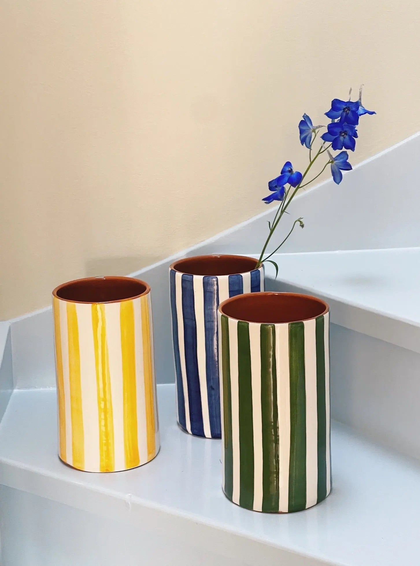 Håndlavet terracotta vase | Gule striber Casa Cubista