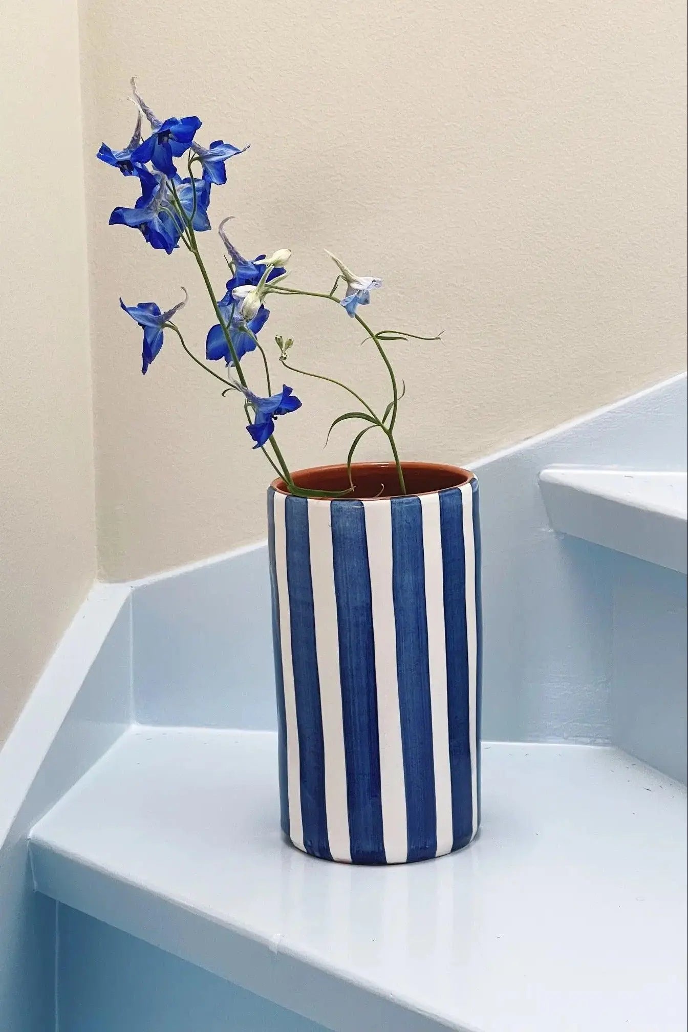 Håndlavet terracotta vase | Blå striber Casa Cubista