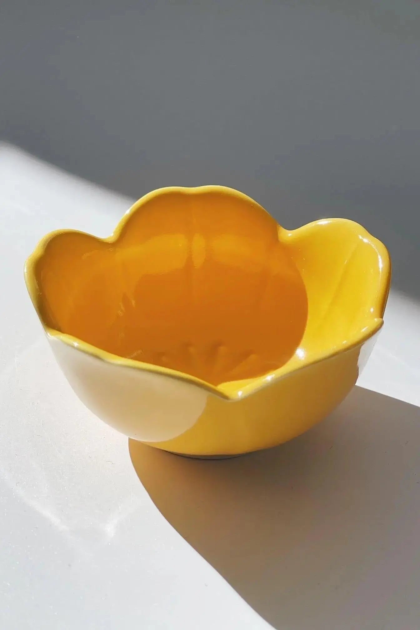 Japansk blomsterformet skål i keramik | Gul Studio Hafnia