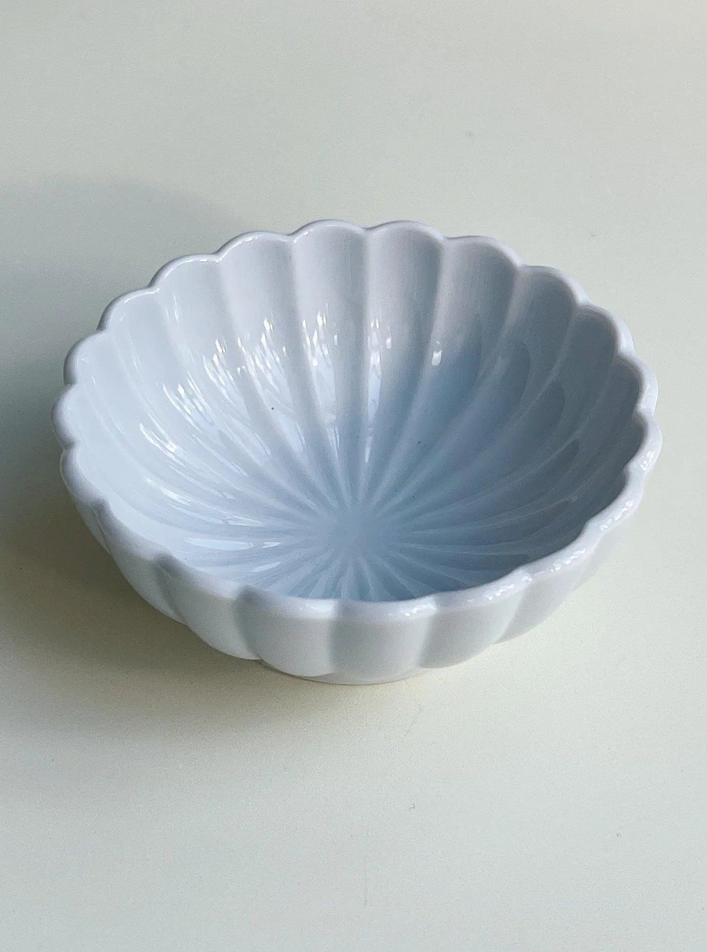 Japansk blomsterskål i keramik | Hvid med blåt skær Studio Hafnia