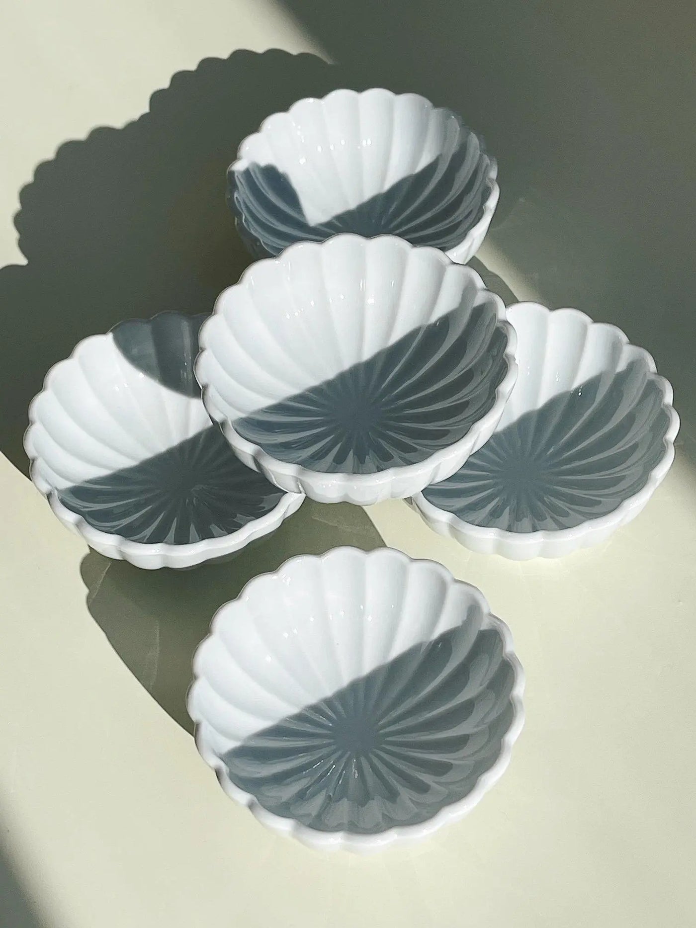Japansk blomsterskål i keramik | Hvid med blåt skær Studio Hafnia