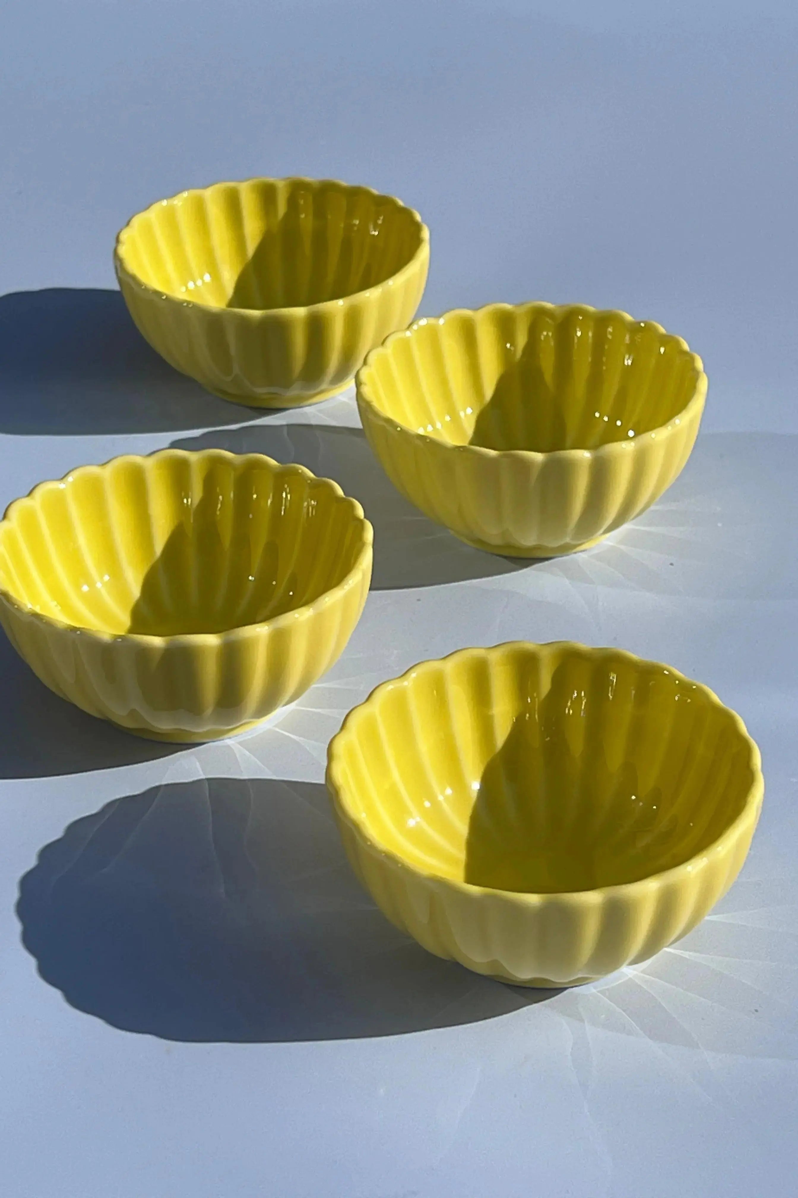 Japansk blomsterskål i keramik | Gul Studio Hafnia