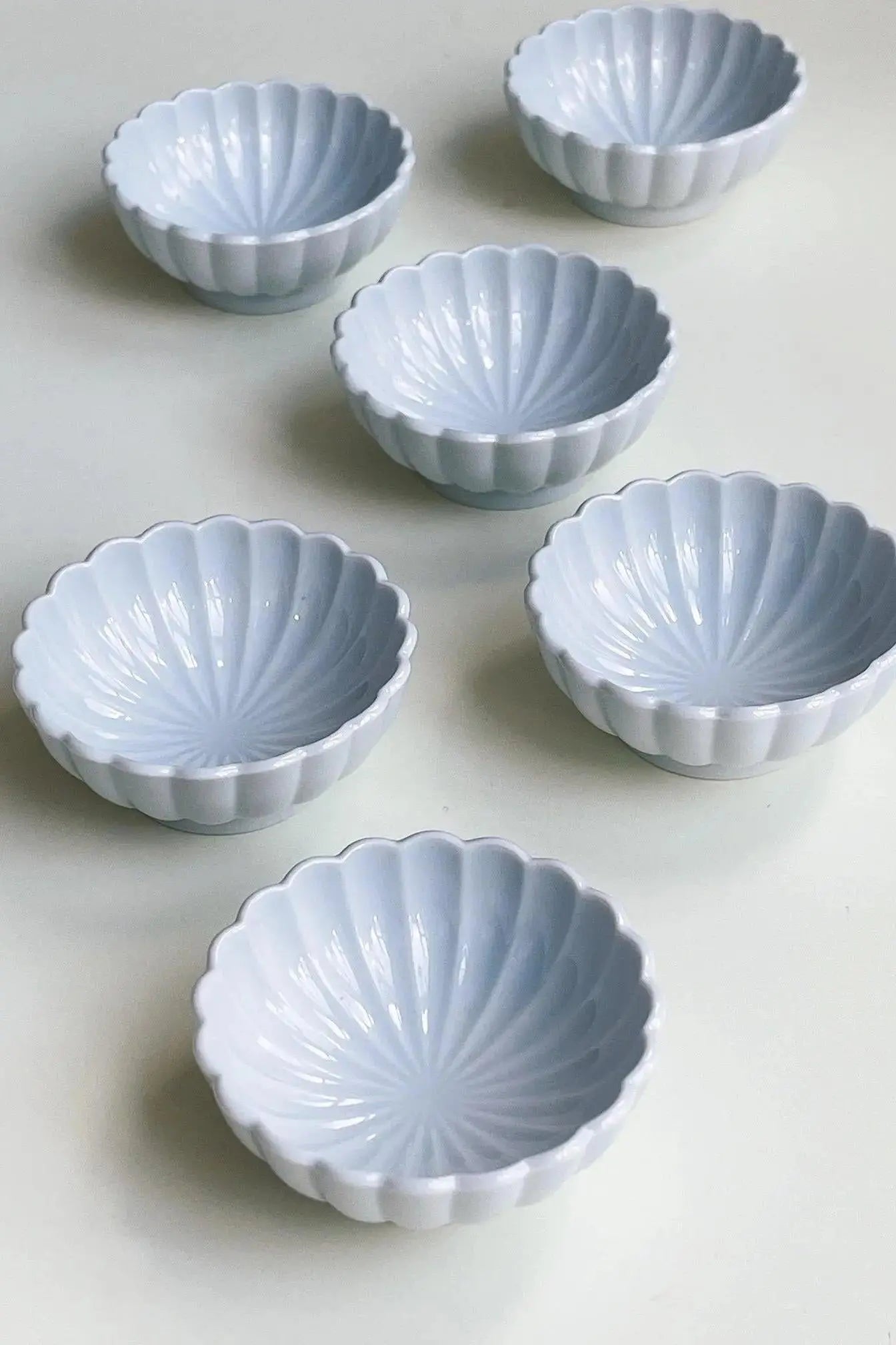 Japansk blomsterskål i keramik | Hvid med blåt skær Studio Hafnia