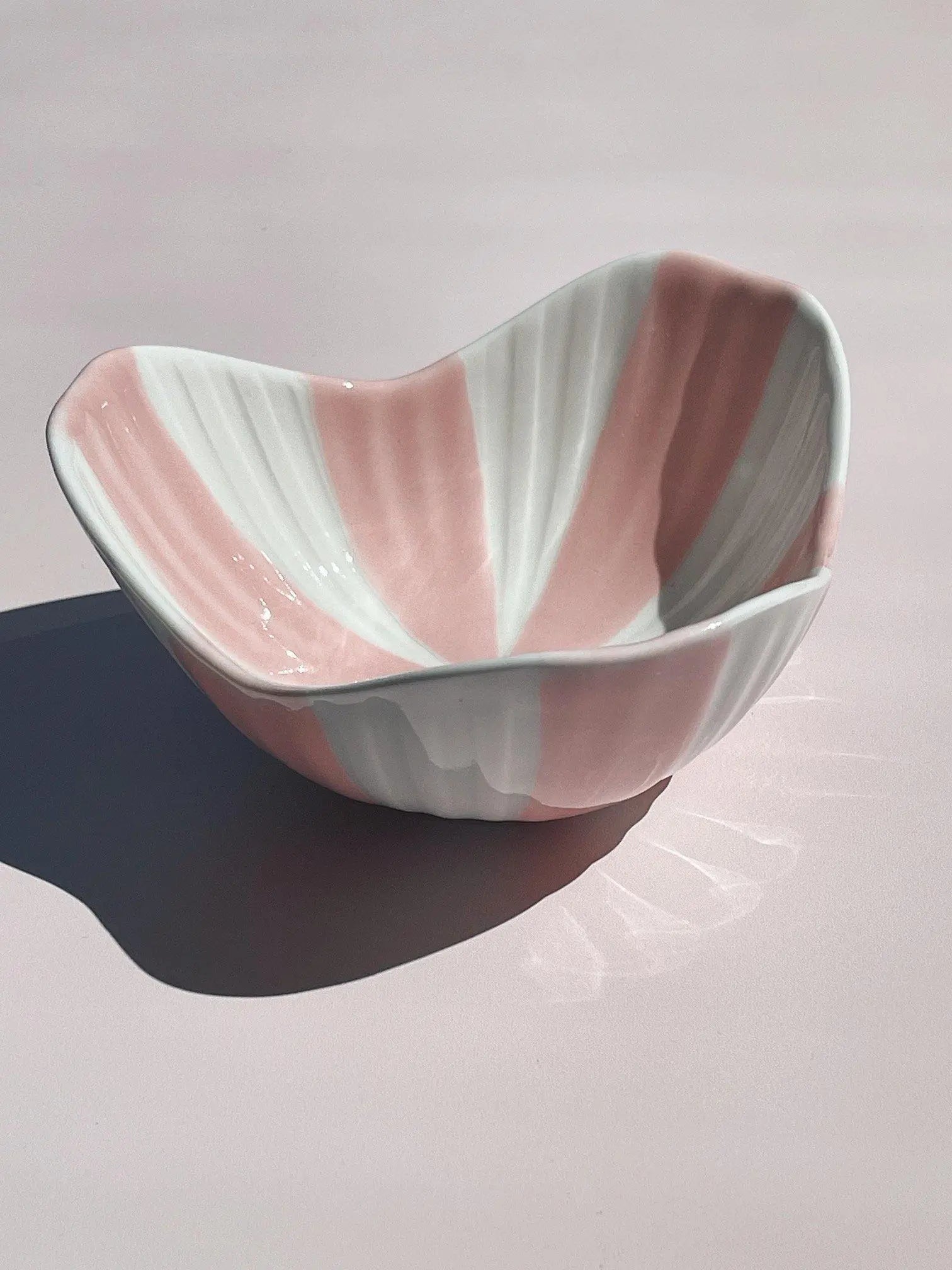 Japansk bølgeformet skål | Pink & hvide striber Studio Hafnia