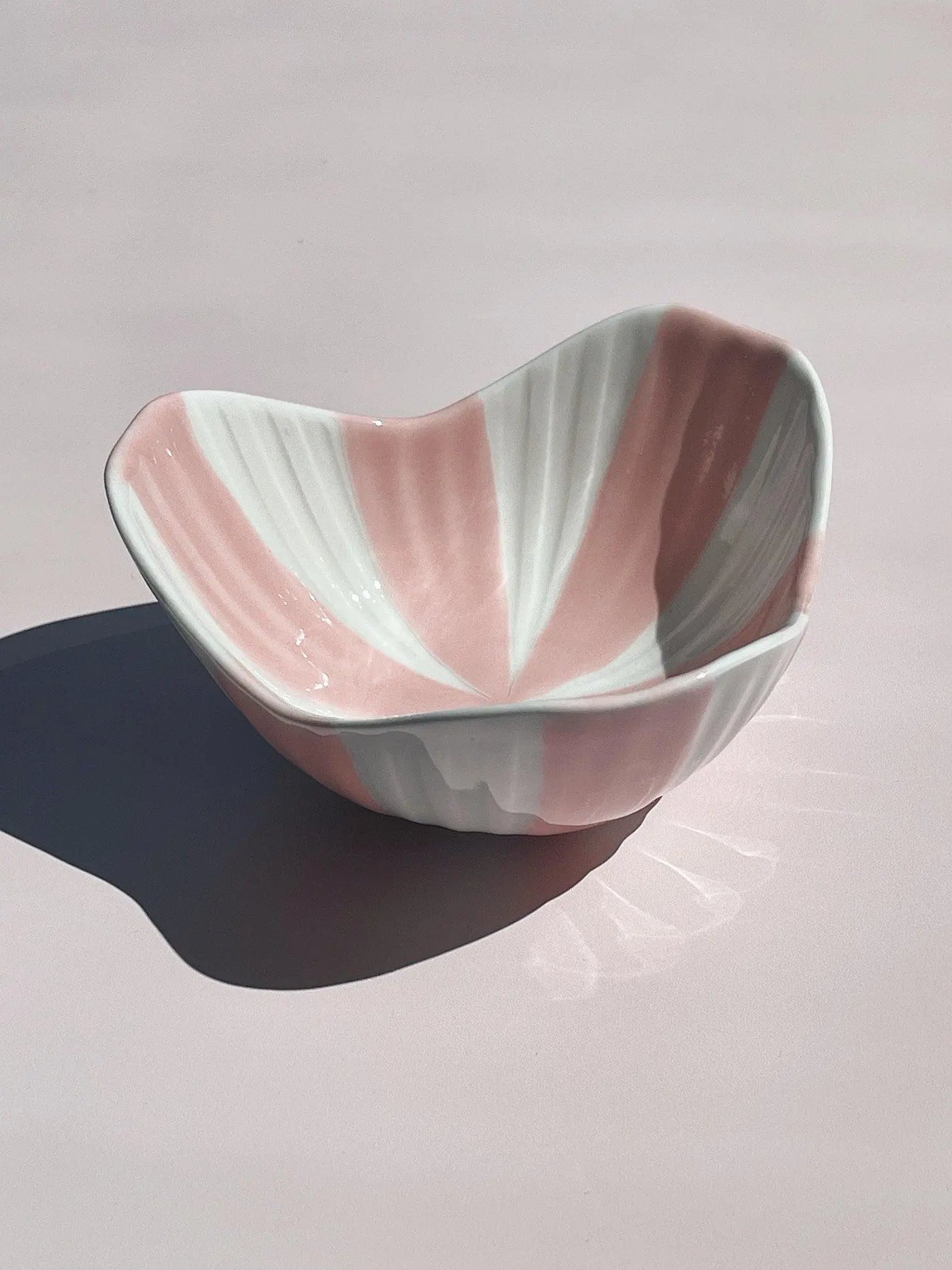 Japansk bølgeformet skål | Pink & hvide striber Studio Hafnia