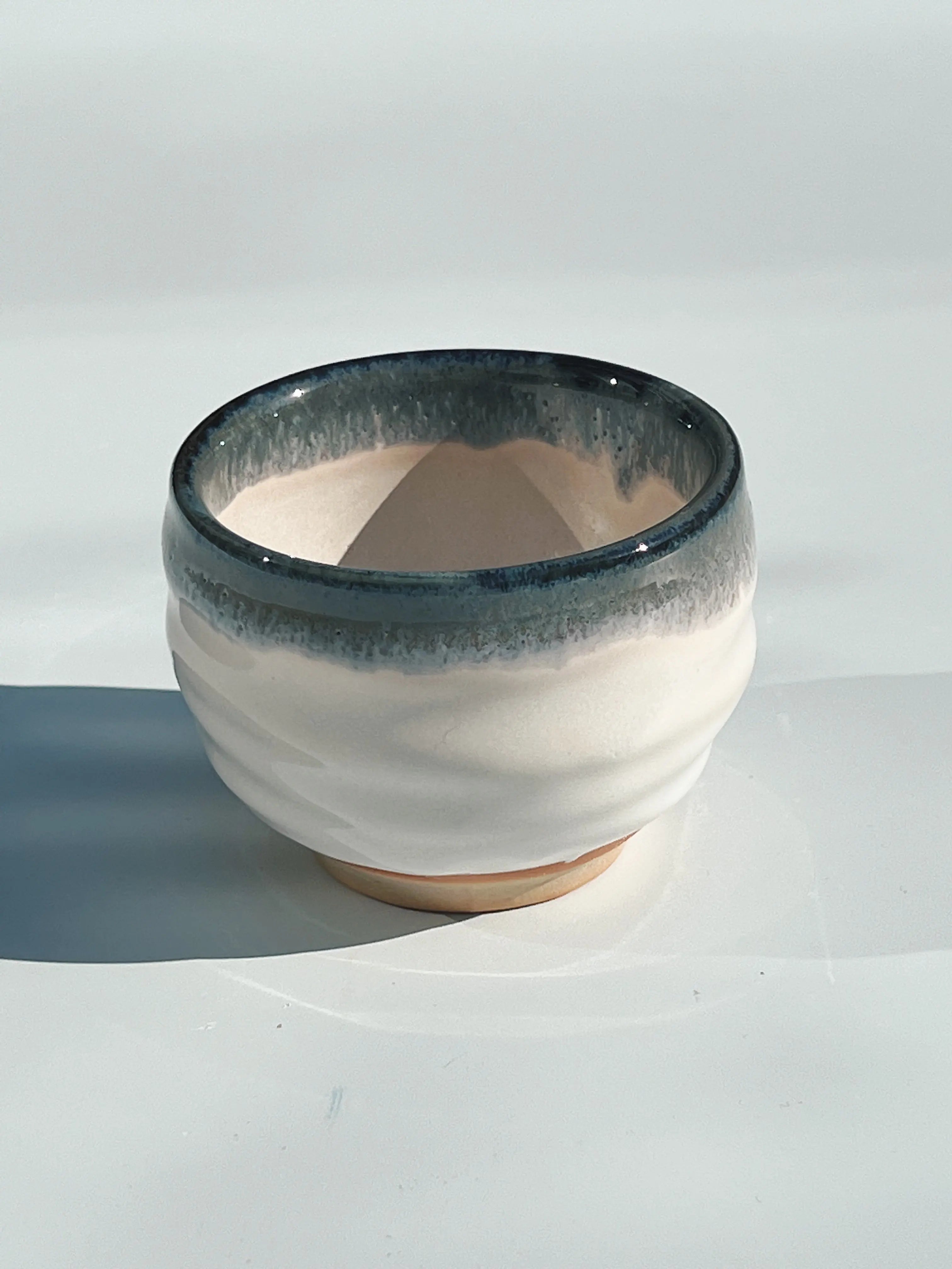 Japansk hvid og blåt krus i organisk form Studio Hafnia