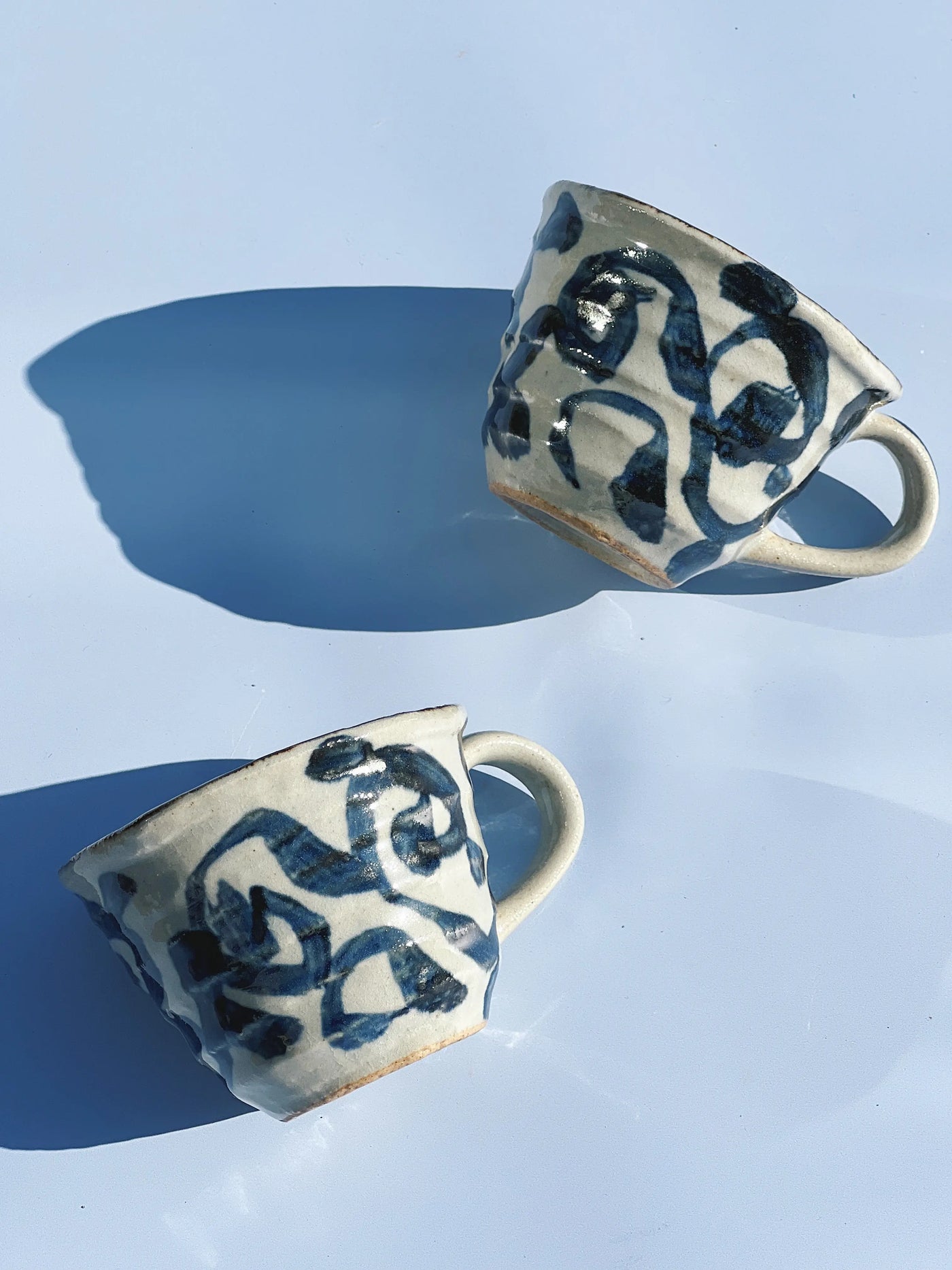 Japansk kop med håndmalet blåt mønster Studio Hafnia