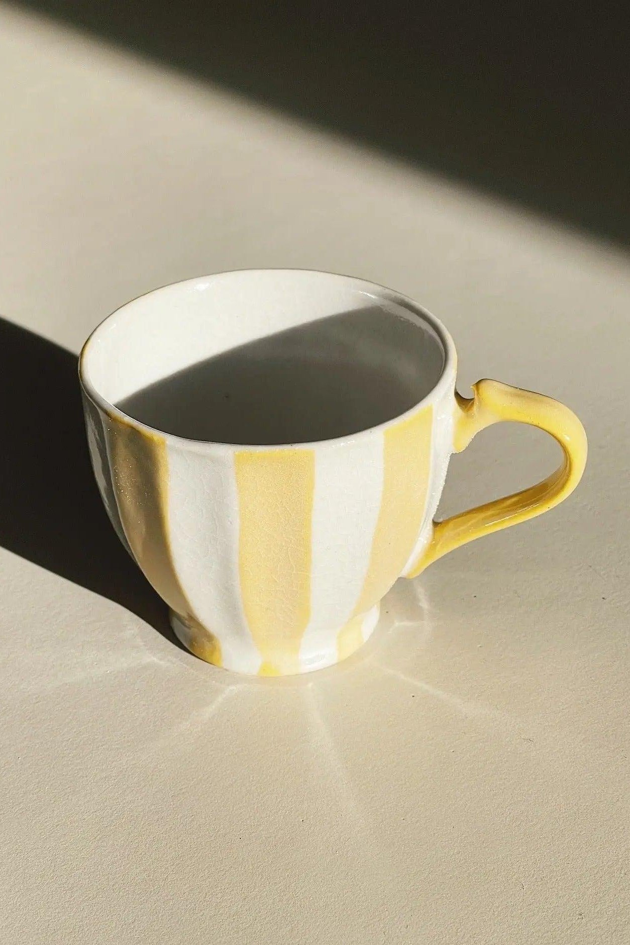 Japansk kop med hank i keramik | Gul/Hvid stribet Studio Hafnia