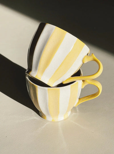 Japansk kop med hank i keramik | Gul/Hvid stribet Studio Hafnia