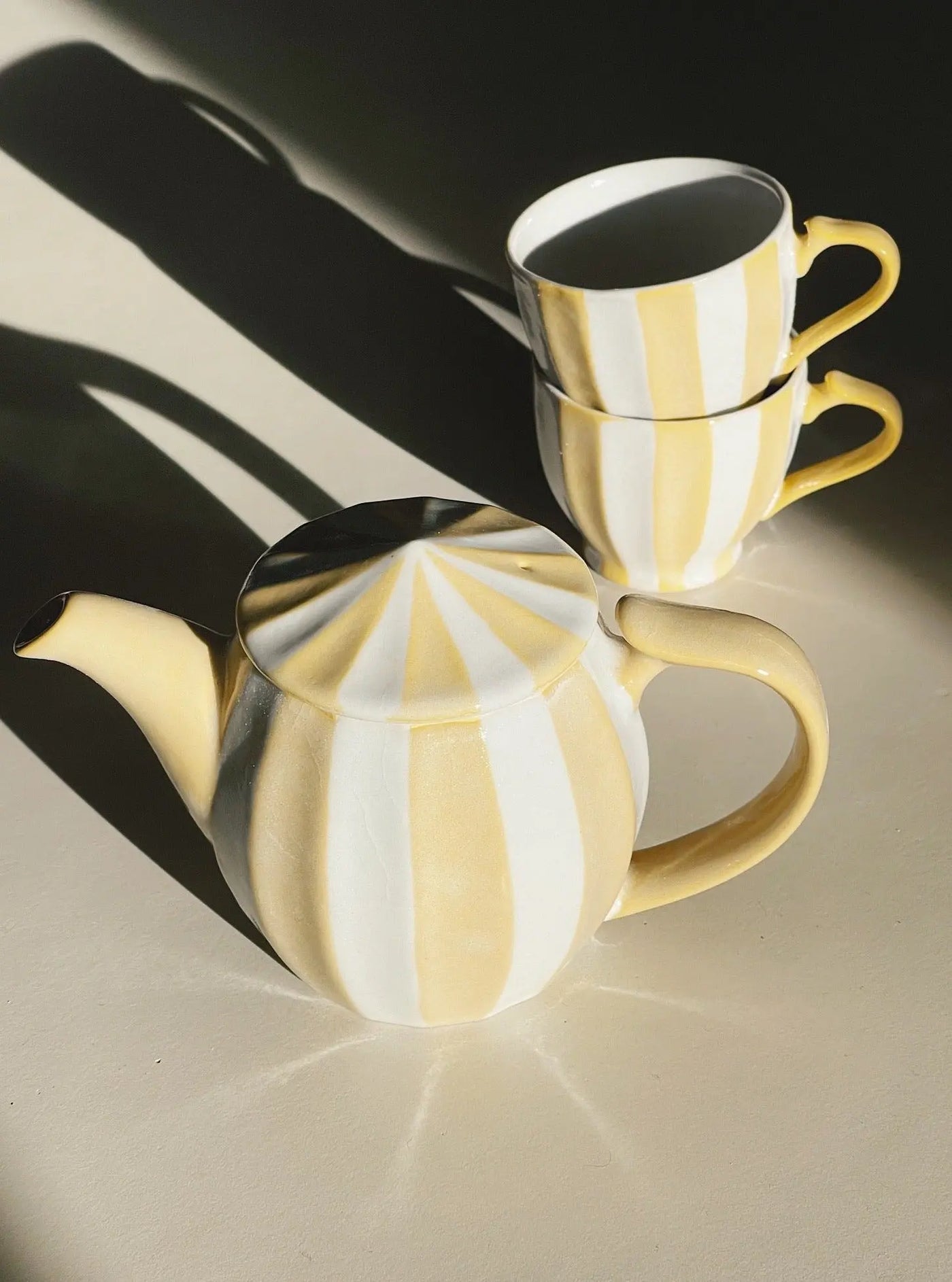 Japansk kop med hank i keramik | Gul/Hvid stribet Studio Hafnia