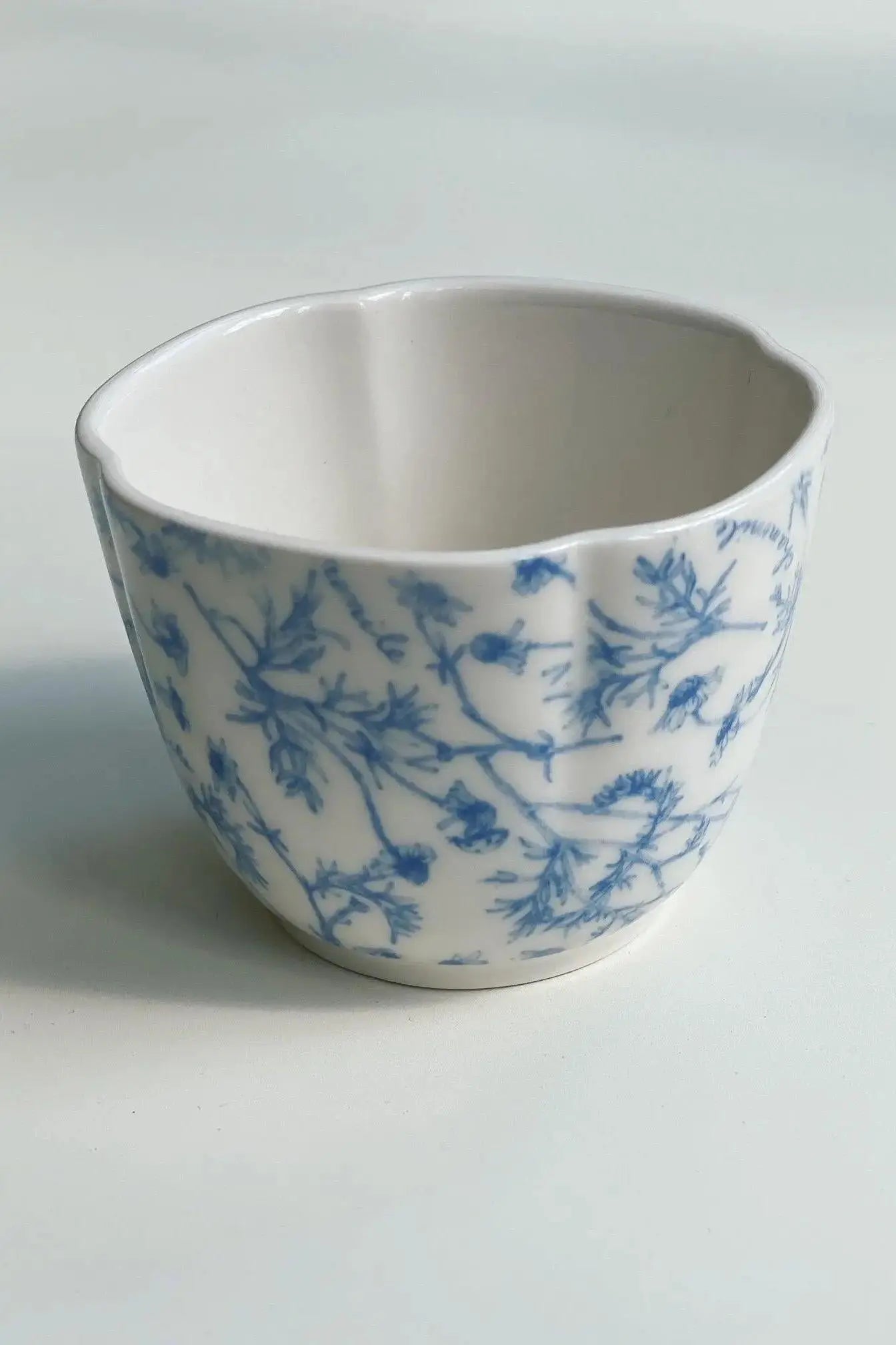 Japansk kop med kamilleblomstermønster Studio Hafnia