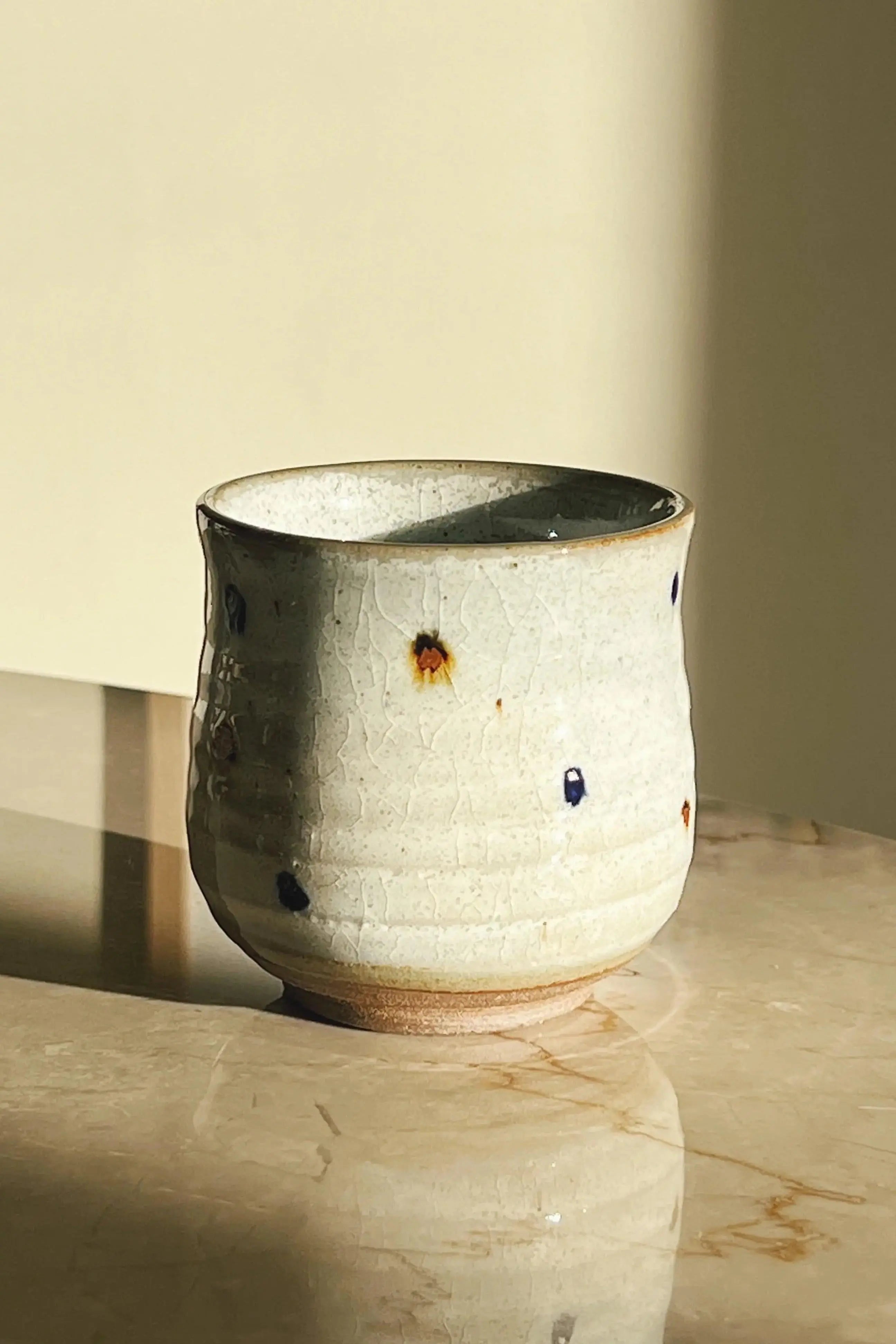 Japansk kop uden hank med blå og brune prikker Studio Hafnia