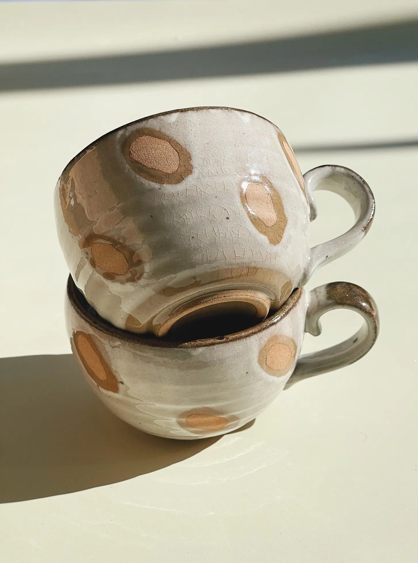 Japansk krus i keramik med hank og brune prikker Studio Hafnia