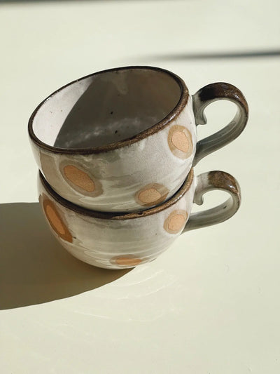 Japansk krus i keramik med hank og brune prikker Studio Hafnia